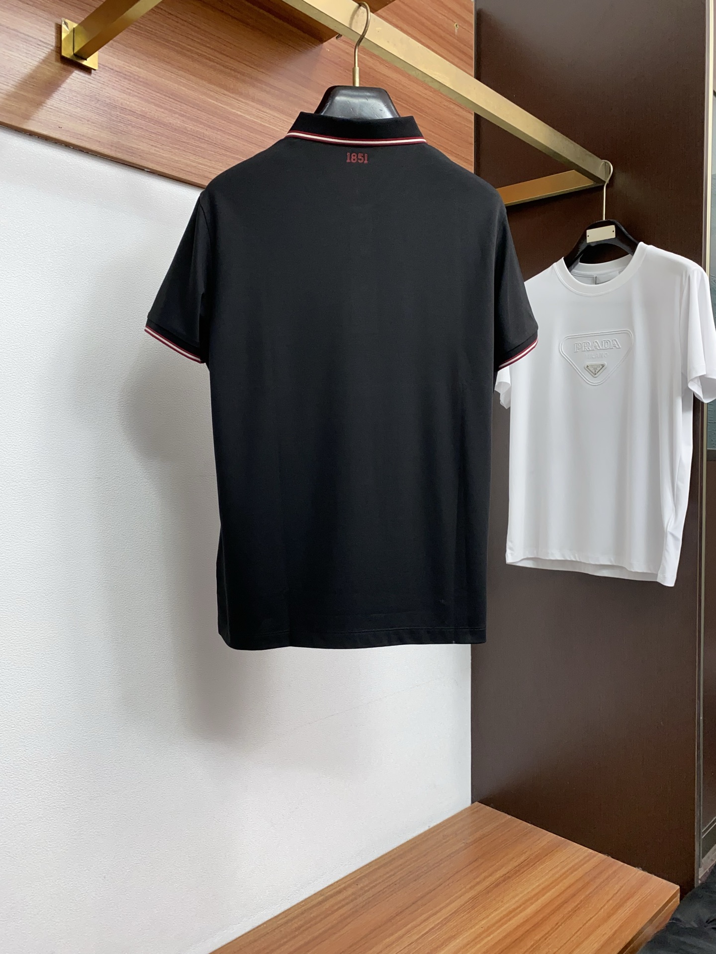 巴利 2026春夏新品圆领商务Polo短袖,极简的衣身造型! 顶级双面丝光面料质地 整体的触感极为舒适,弹力十足亲肤效果 巴利 2026春夏新品圆领商务Polo短袖,极简的衣身造型! 顶级双面丝光面料质地 整体的触感极为舒适,弹力十足亲肤效果