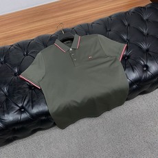 巴利 2026春夏新品圆领商务Polo短袖,极简的衣身造型!顶级双面丝光面料质地 整体的触感极为舒适,弹 巴利 2026春夏新品圆领商务Polo短袖,极简的衣身造型!顶级双面丝光面料质地 整体的触感极为舒适,弹
