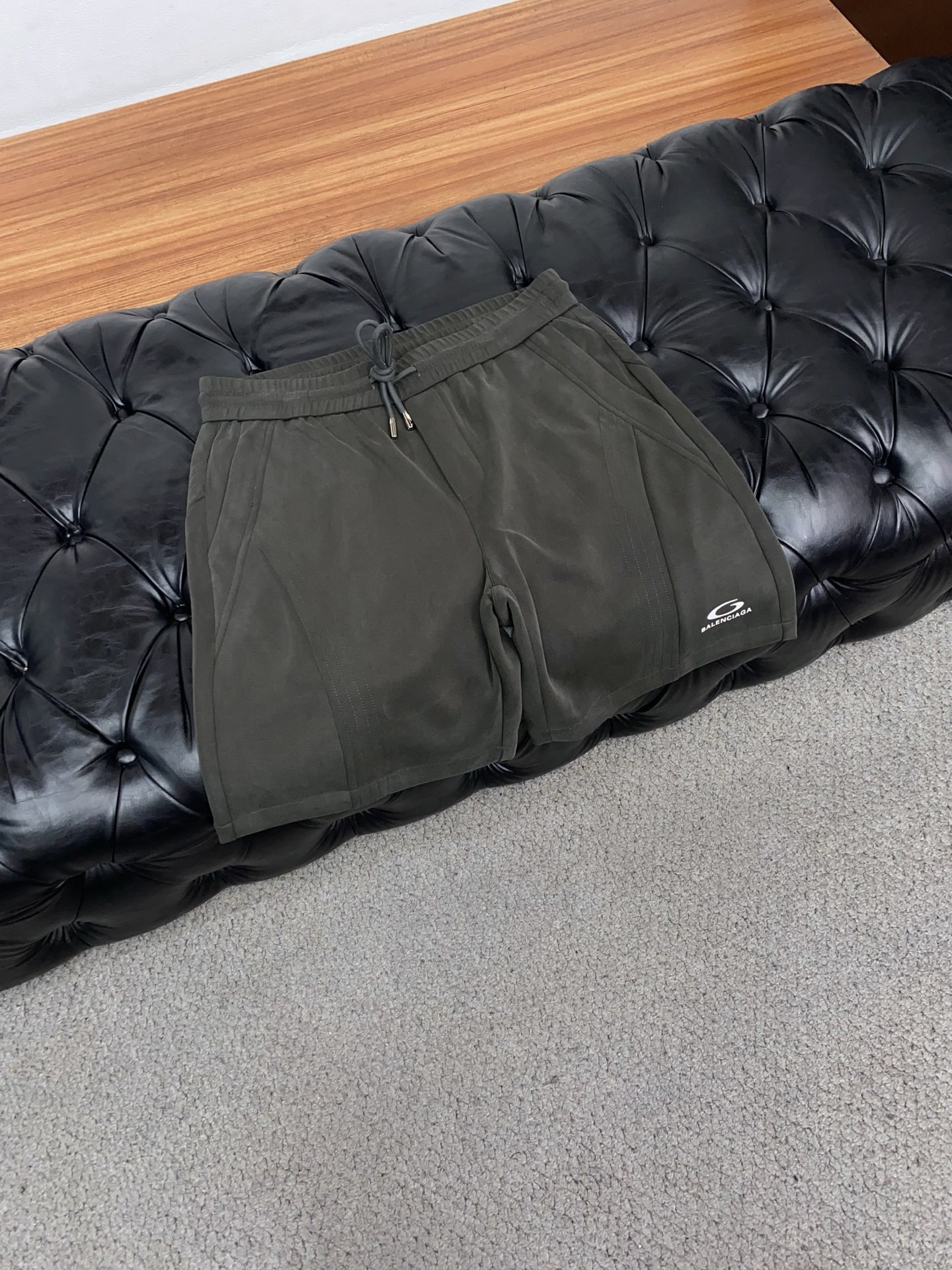 巴黎世家 2026春夏季新款，最新休闲短裤。原版裤型上身休闲百搭、随性慵懒范，高级定制进口纯棉面料，订制