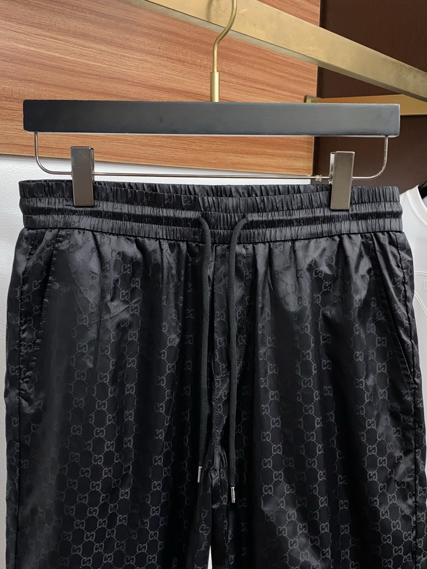 古奇 春夏新款休闲短裤 品牌经典系列提花速干 短裤面料 舒适度极好，手触感强烈。原版品牌织带装饰 辨识度