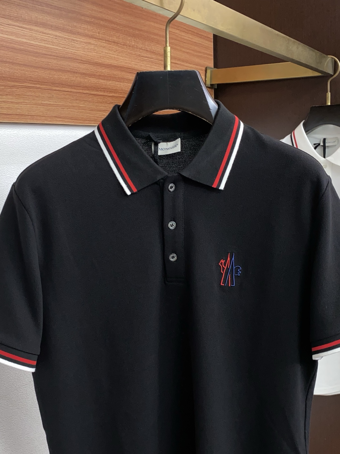 蒙口 经典翻领POLO版型，修饰身形，沉稳百搭，不挑肤色，适配商务、休闲多场景，采用高支精梳棉/珠地棉面