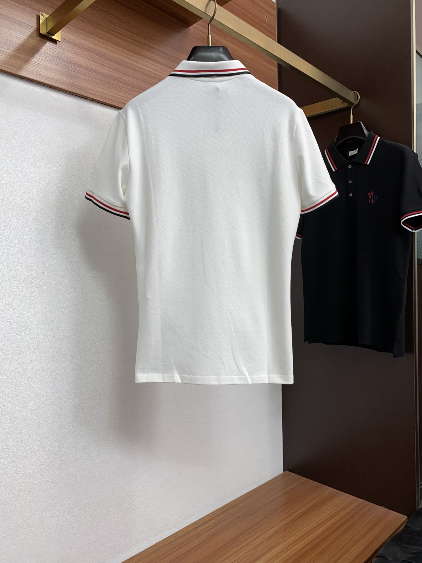 蒙口 经典翻领POLO版型，修饰身形，沉稳百搭，不挑肤色，适配商务、休闲多场景，采用高支精梳棉/珠地棉面