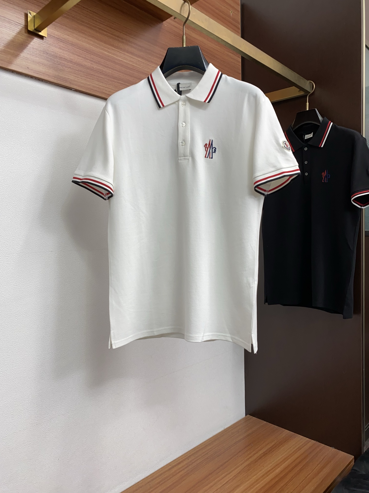 蒙口 经典翻领POLO版型，修饰身形，沉稳百搭，不挑肤色，适配商务、休闲多场景，采用高支精梳棉/珠地棉面