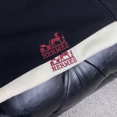 爱马仕 经典翻领POLO版型,修饰身形,沉稳百搭,不挑肤色,适配商务、休闲多场景,采用高支精梳棉/珠地棉 爱马仕 经典翻领POLO版型,修饰身形,沉稳百搭,不挑肤色,适配商务、休闲多场景,采用高支精梳棉/珠地棉
