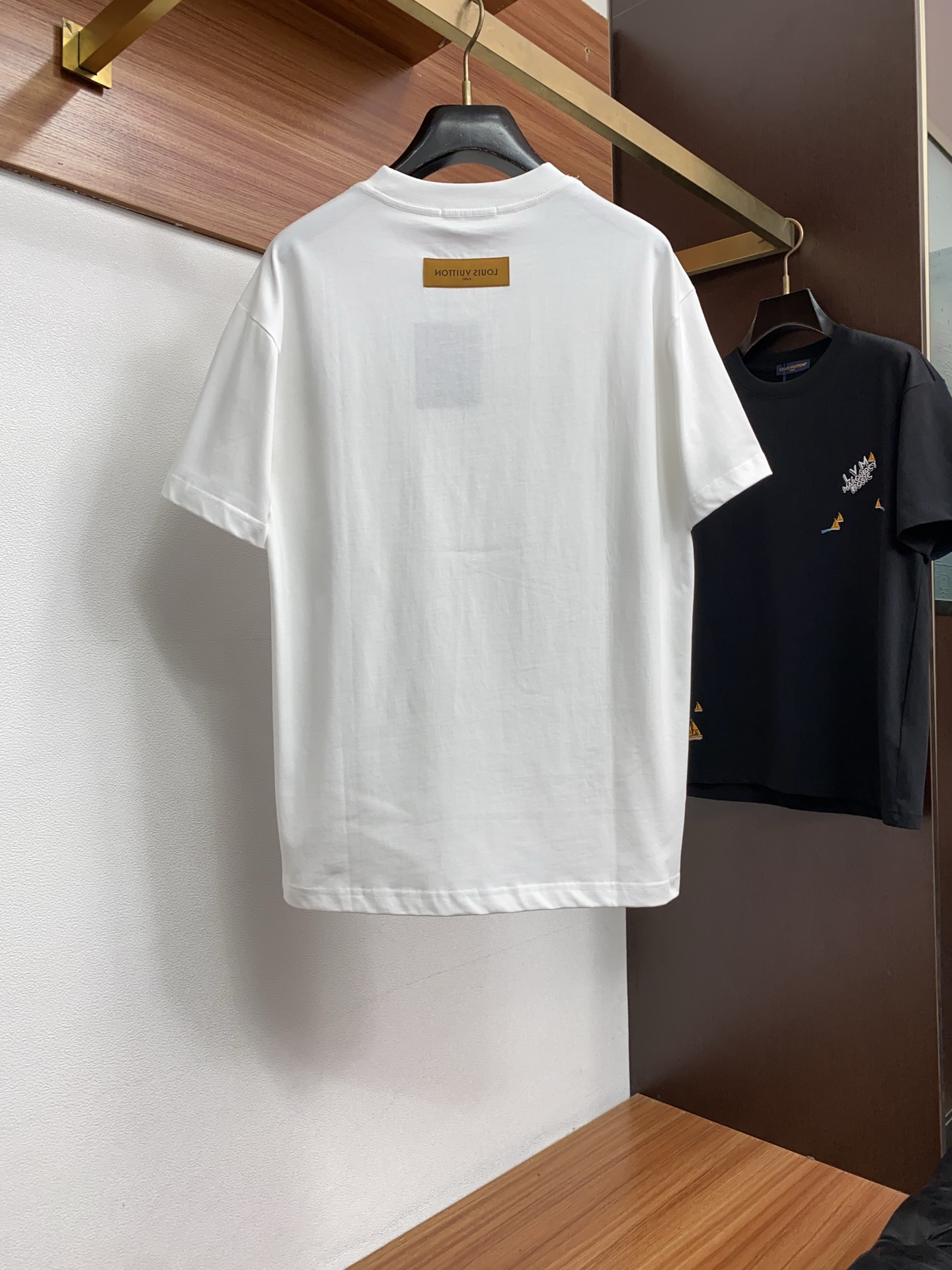 1v 路易威登 26SS春夏新款 纯棉质圆微阔领短袖 男士基础款纯白专柜短袖T恤衫！贸易公司渠道稀出，同