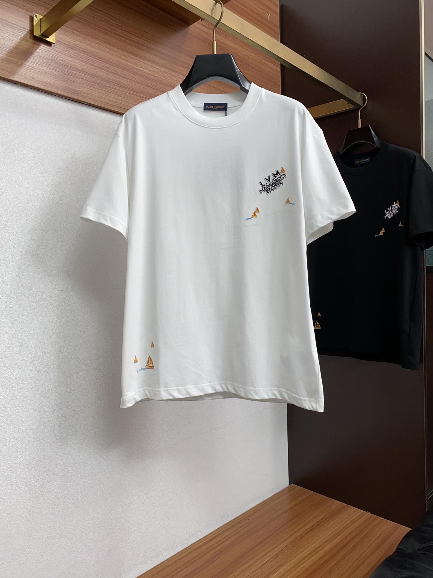 1v 路易威登 26SS春夏新款 纯棉质圆微阔领短袖 男士基础款纯白专柜短袖T恤衫！贸易公司渠道稀出，同