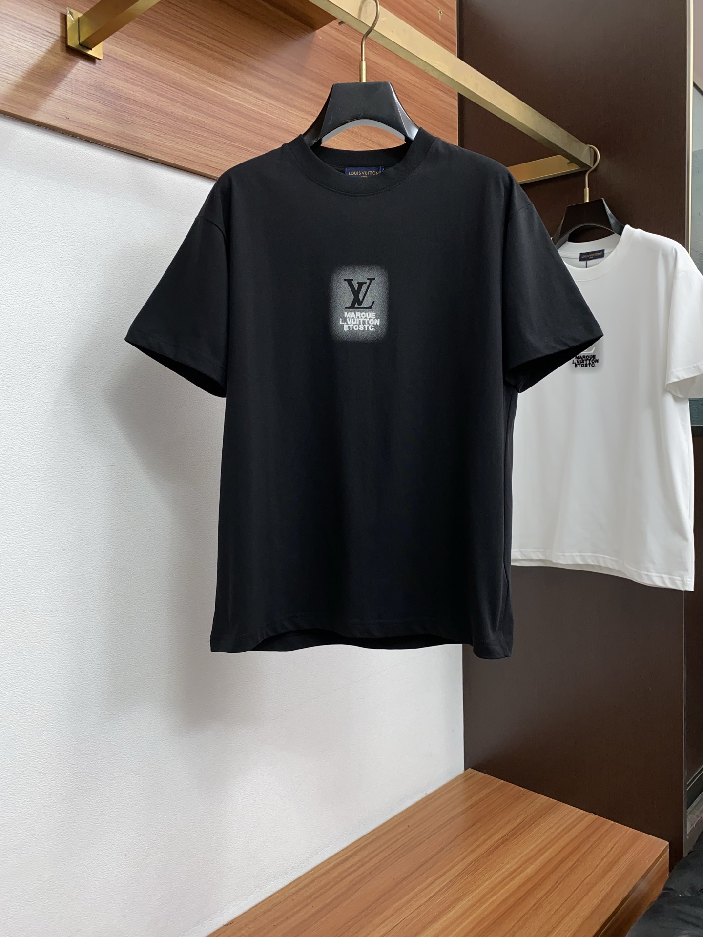 1v 路易威登 26SS春夏新款 纯棉质圆微阔领短袖 男士基础款纯白专柜短袖T恤衫！贸易公司渠道稀出，同