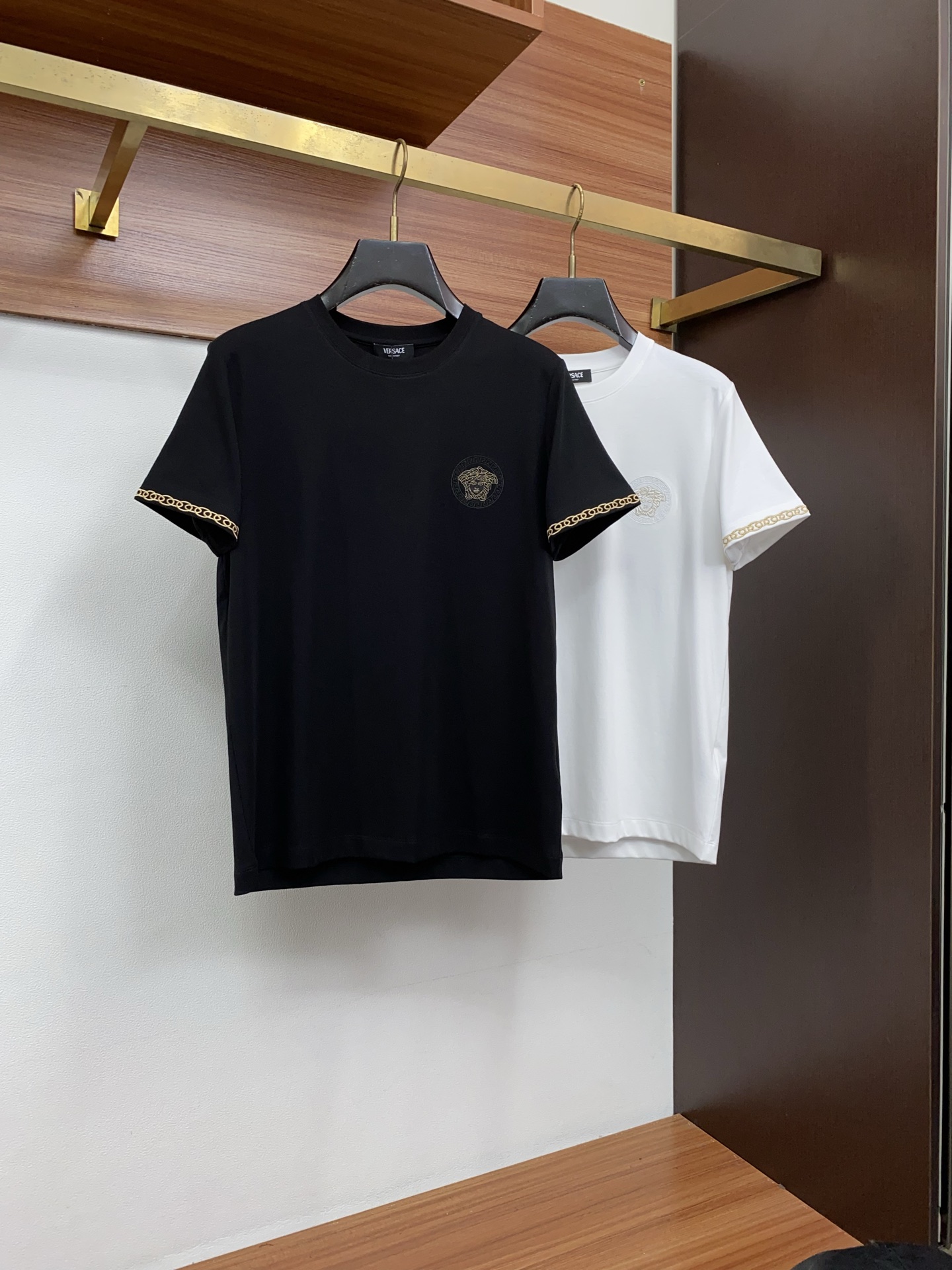 范思哲 26FW春夏新款首发专柜最新款短袖圆领T恤 设计前卫时尚！品牌logo重工艺设计 高端定制丝光长