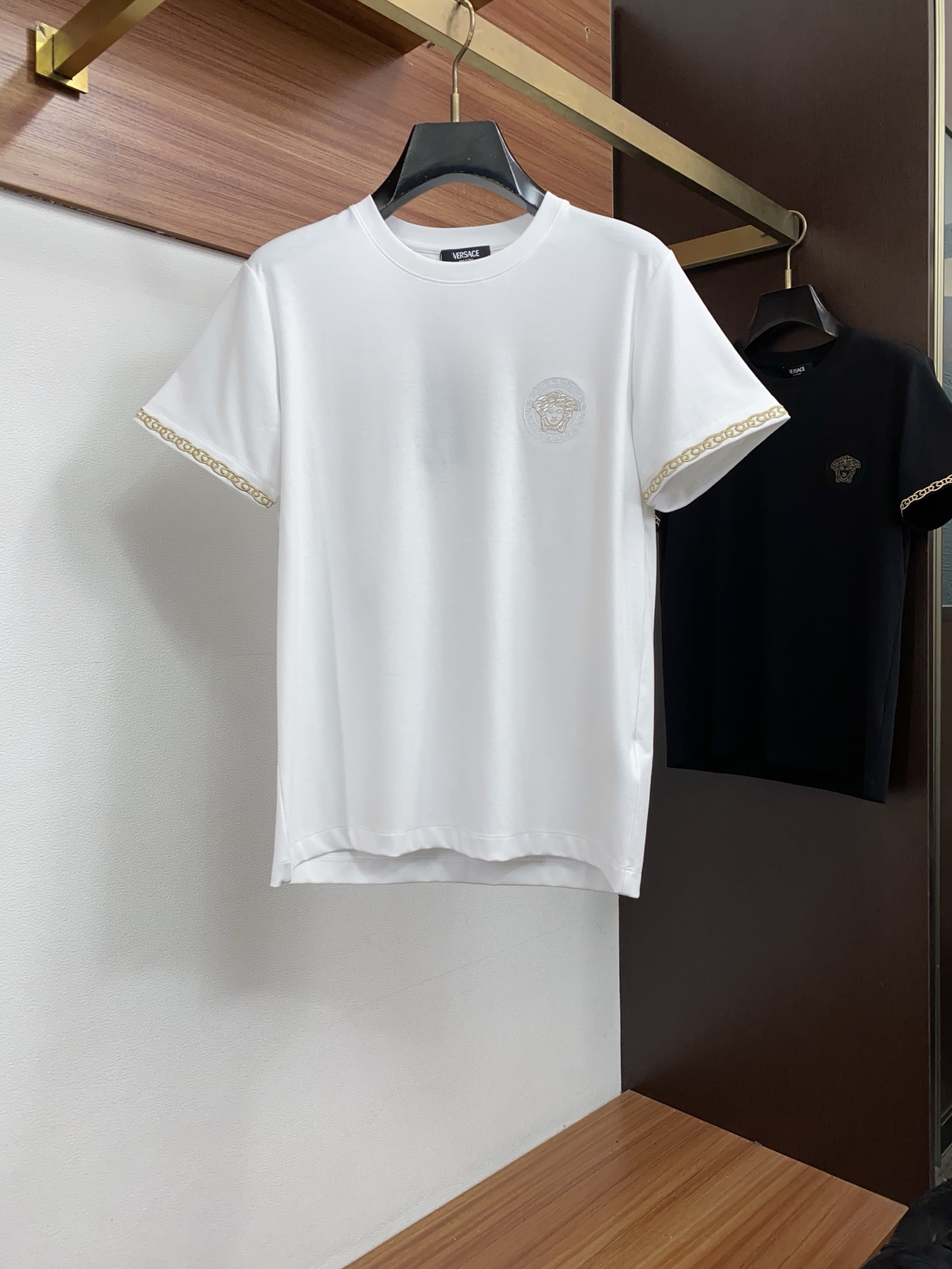 范思哲 26FW春夏新款首发专柜最新款短袖圆领T恤 设计前卫时尚！品牌logo重工艺设计 高端定制丝光长