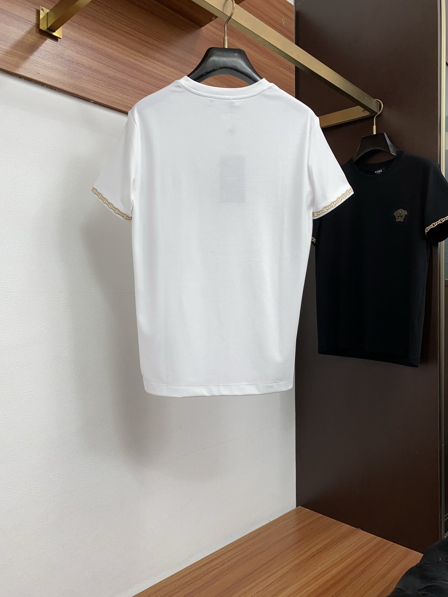 范思哲 26FW春夏新款首发专柜最新款短袖圆领T恤 设计前卫时尚！品牌logo重工艺设计 高端定制丝光长