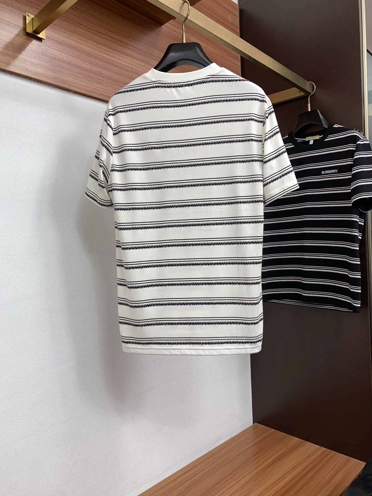 巴宝莉 26SS春夏新款 纯棉质圆微阔领短袖 男士基础款纯白专柜短袖T恤衫！贸易公司渠道稀出，同步官网发