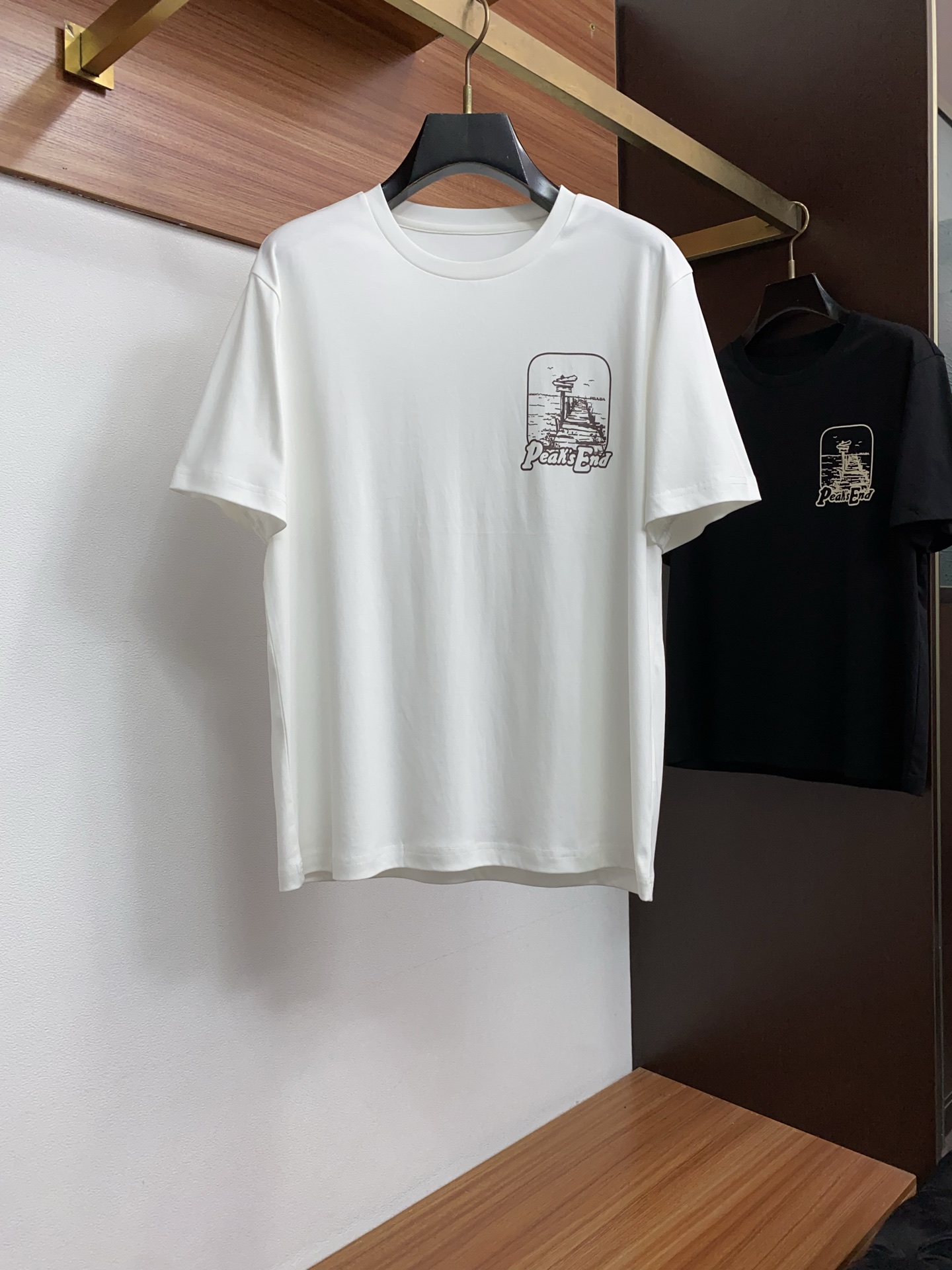 普拉达  26SS春夏新款 皮麻棉质圆微阔领短袖 男士基础款纯白专柜短袖T恤衫！贸易公司渠道稀出，同步官