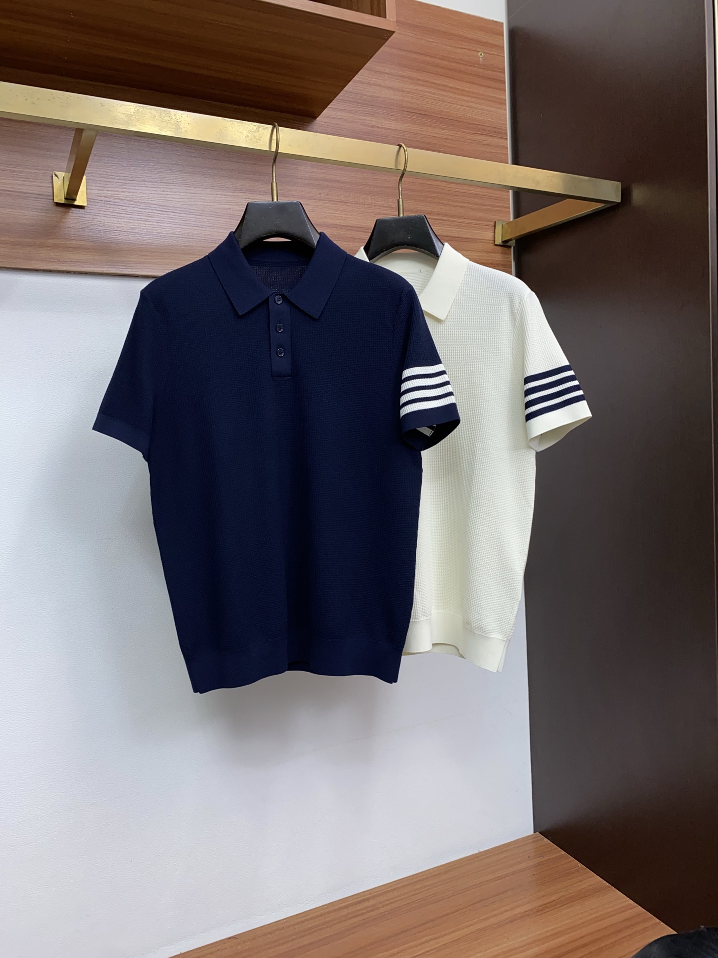 TB 2026春夏新品半翻领商务Polo,极简的衣身造型!顶级针织丝光棉质地 整体的触感极为舒适,工艺 TB 2026春夏新品半翻领商务Polo,极简的衣身造型!顶级针织丝光棉质地 整体的触感极为舒适,工艺