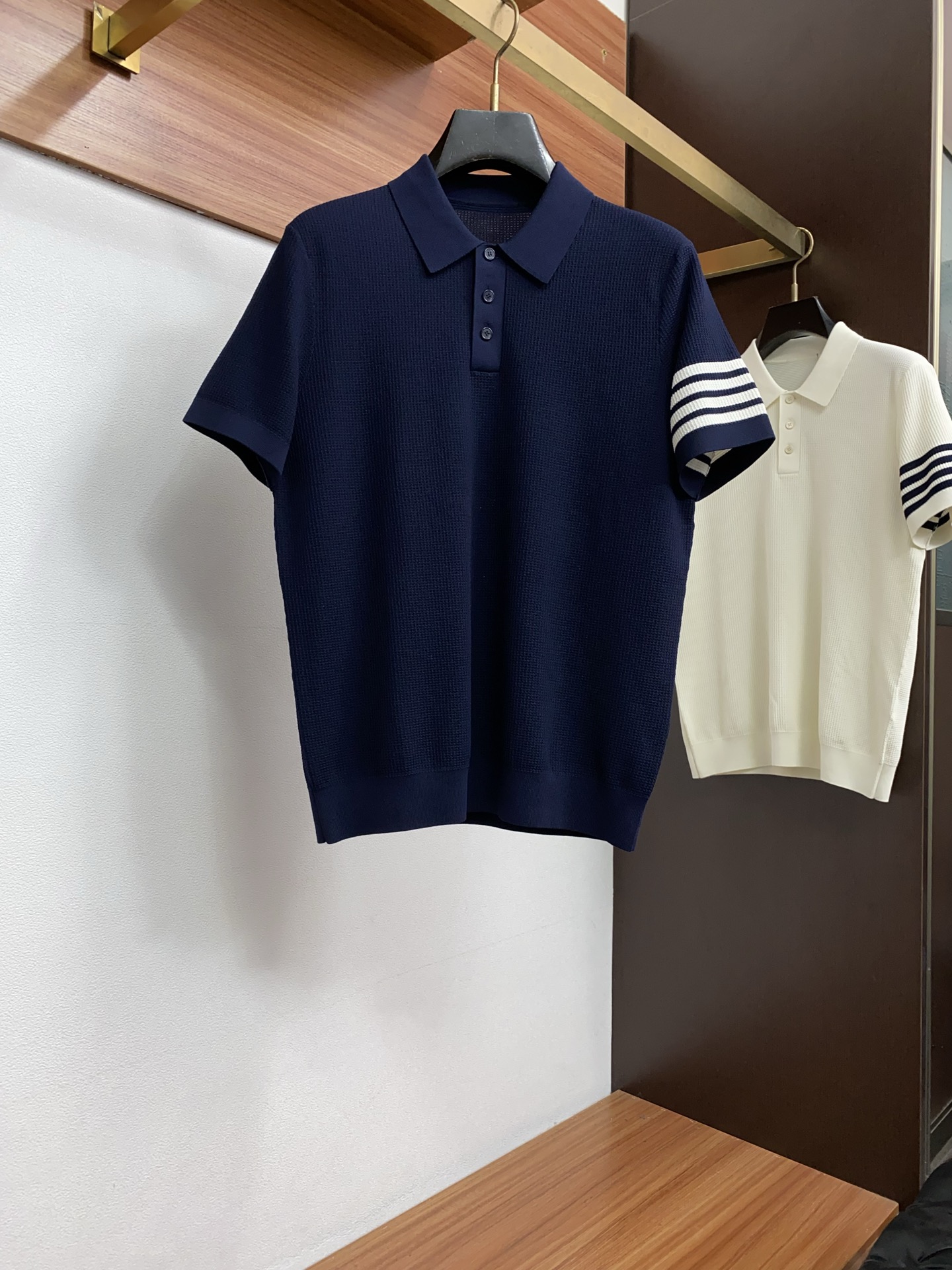 TB 2026春夏新品半翻领商务Polo，极简的衣身造型！顶级针织丝光棉质地 整体的触感极为舒适，工艺 