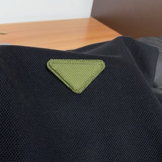 普拉达 2026春夏新品翻领商务Polo,极简的衣身造型!顶级珠地6角蜂窝丝光棉质地 整体的触感极为舒适 普拉达 2026春夏新品翻领商务Polo,极简的衣身造型!顶级珠地6角蜂窝丝光棉质地 整体的触感极为舒适