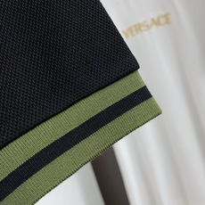 普拉达 2026春夏新品翻领商务Polo,极简的衣身造型!顶级珠地6角蜂窝丝光棉质地 整体的触感极为舒适 普拉达 2026春夏新品翻领商务Polo,极简的衣身造型!顶级珠地6角蜂窝丝光棉质地 整体的触感极为舒适