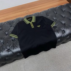 普拉达 2026春夏新品翻领商务Polo,极简的衣身造型!顶级珠地6角蜂窝丝光棉质地 整体的触感极为舒适 普拉达 2026春夏新品翻领商务Polo,极简的衣身造型!顶级珠地6角蜂窝丝光棉质地 整体的触感极为舒适