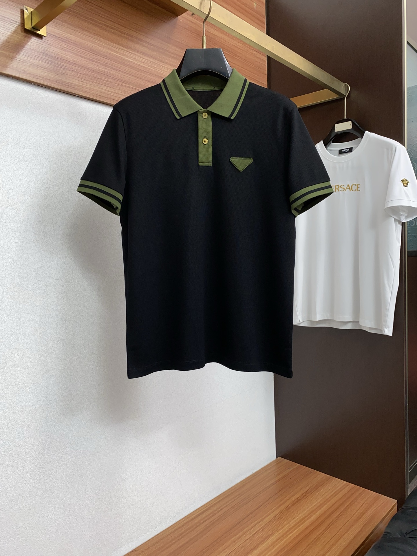 普拉达 2026春夏新品翻领商务Polo，极简的衣身造型！顶级珠地6角蜂窝丝光棉质地 整体的触感极为舒适