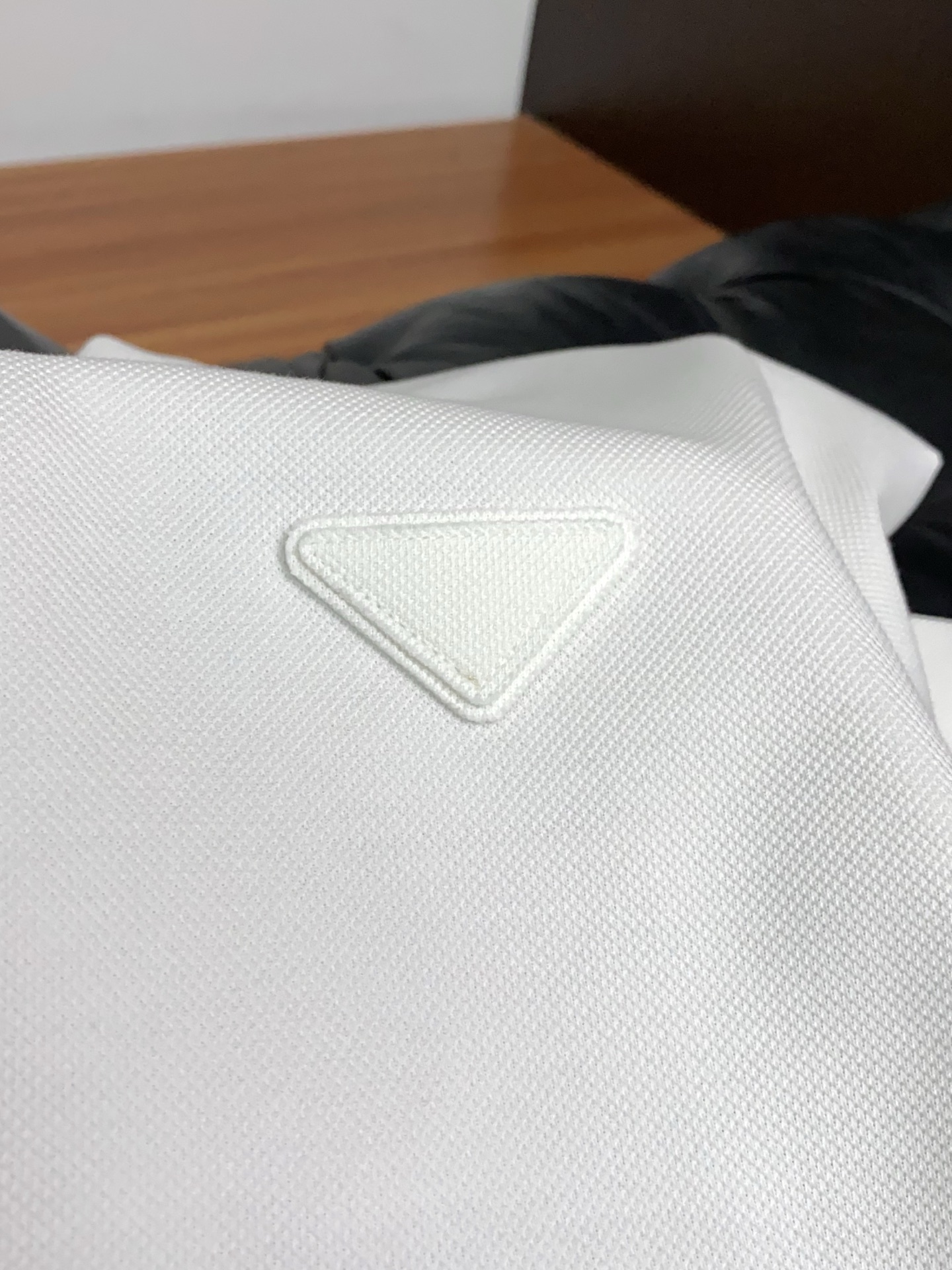 普拉达 2026春夏新品海鸥翻领商务Polo，极简的衣身造型！顶级珠地6角蜂窝丝光棉质地 整体的触感极为