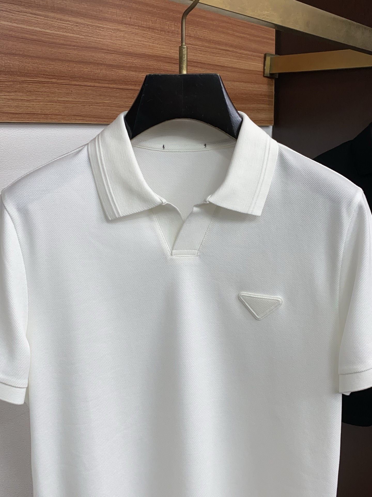 普拉达 2026春夏新品海鸥翻领商务Polo，极简的衣身造型！顶级珠地6角蜂窝丝光棉质地 整体的触感极为