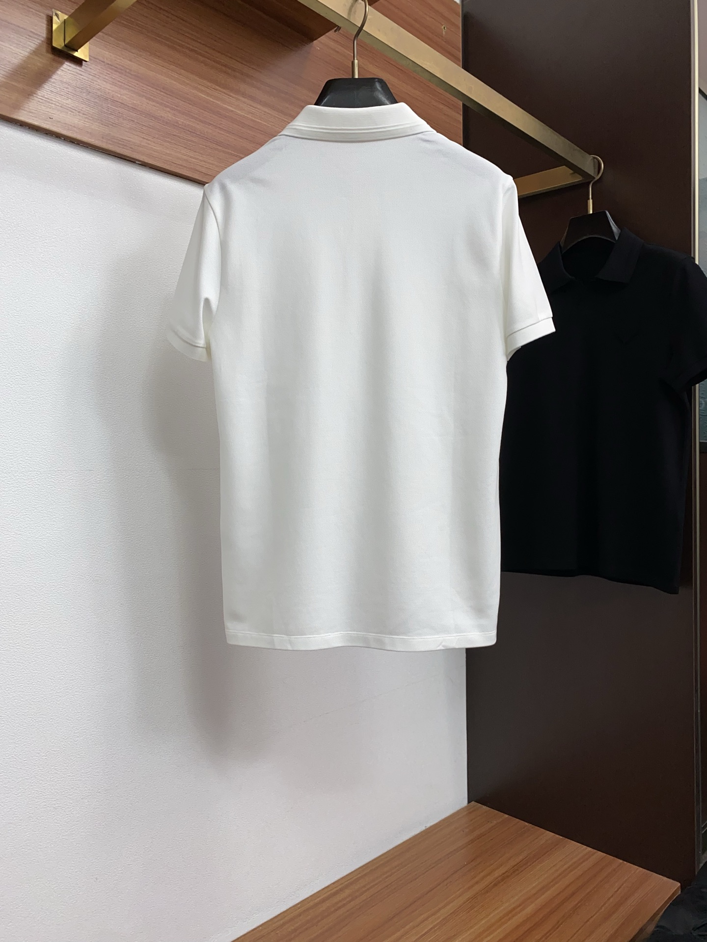 普拉达 2026春夏新品海鸥翻领商务Polo，极简的衣身造型！顶级珠地6角蜂窝丝光棉质地 整体的触感极为