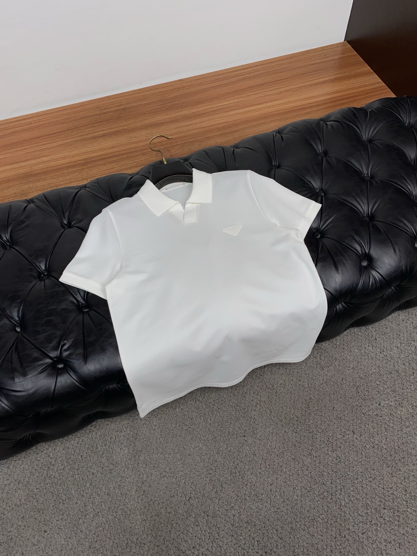 普拉达 2026春夏新品海鸥翻领商务Polo，极简的衣身造型！顶级珠地6角蜂窝丝光棉质地 整体的触感极为