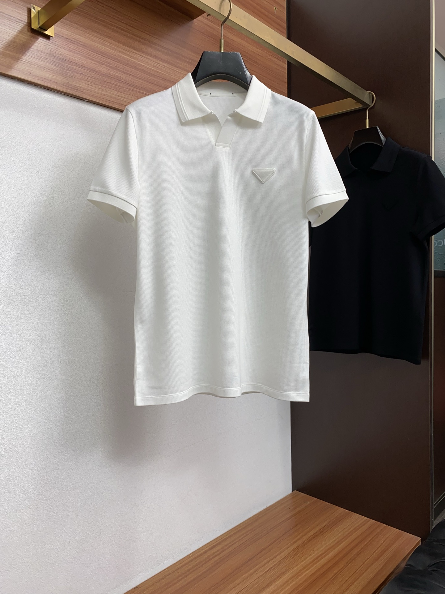 普拉达 2026春夏新品海鸥翻领商务Polo，极简的衣身造型！顶级珠地6角蜂窝丝光棉质地 整体的触感极为