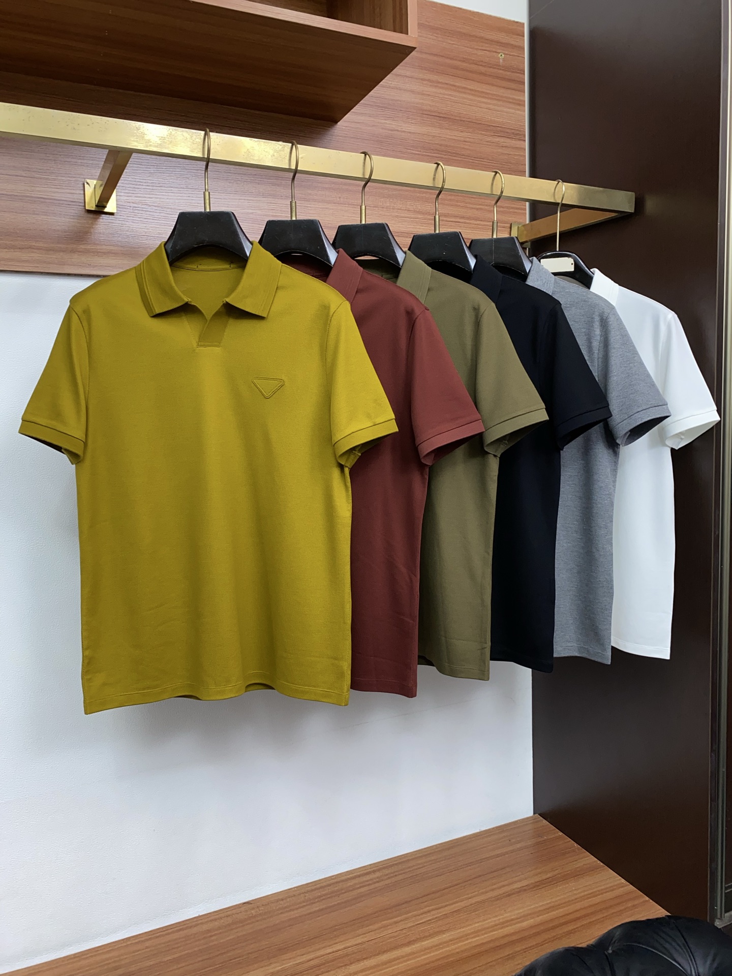 普拉达 2026春夏新品海鸥翻领商务Polo,极简的衣身造型!顶级珠地6角蜂窝丝光棉质地 整体的触感极为 普拉达 2026春夏新品海鸥翻领商务Polo,极简的衣身造型!顶级珠地6角蜂窝丝光棉质地 整体的触感极为