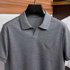普拉达 2026春夏新品海鸥翻领商务Polo,极简的衣身造型!顶级珠地6角蜂窝丝光棉质地 整体的触感极为 普拉达 2026春夏新品海鸥翻领商务Polo,极简的衣身造型!顶级珠地6角蜂窝丝光棉质地 整体的触感极为