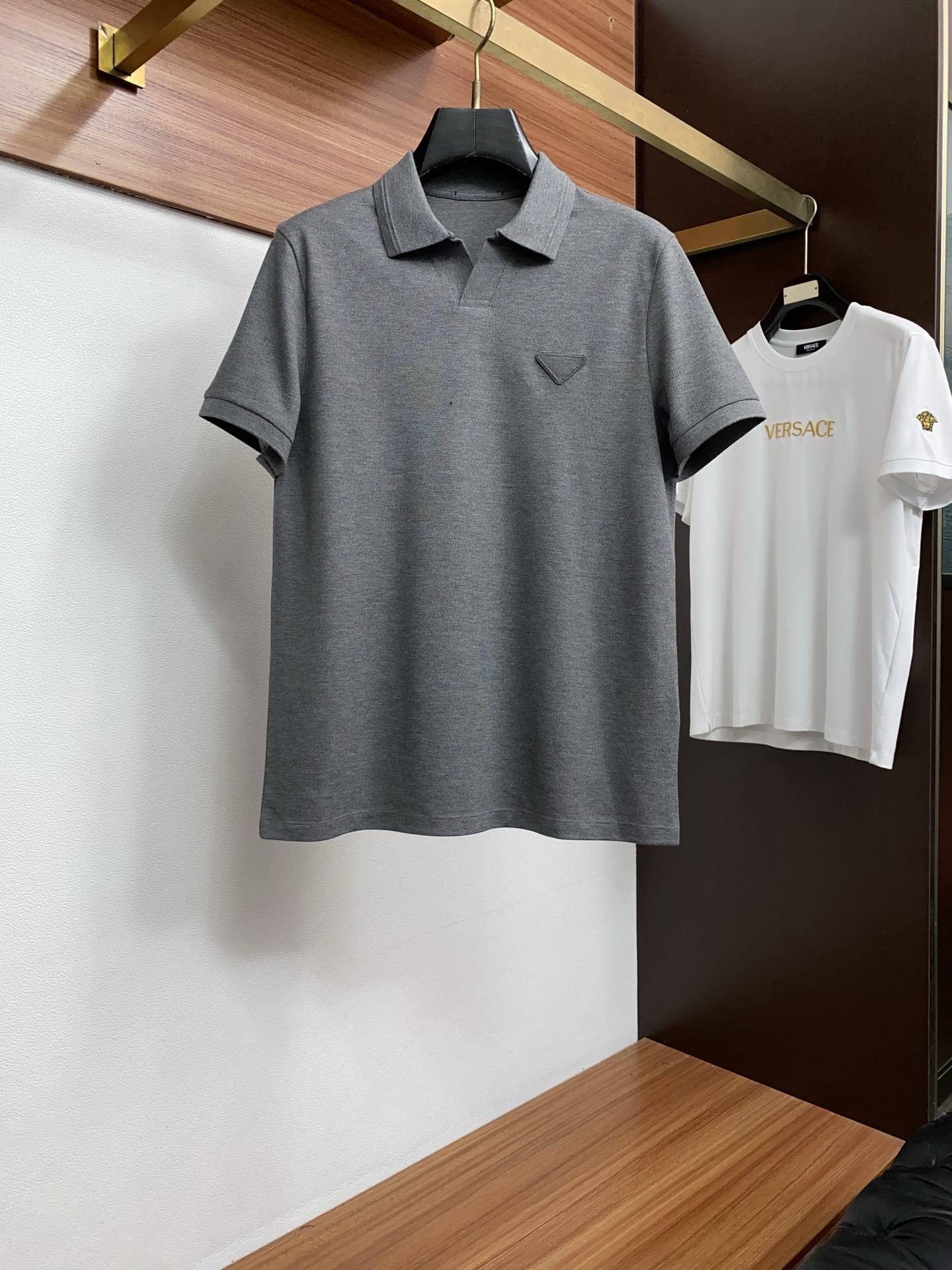 普拉达 2026春夏新品海鸥翻领商务Polo，极简的衣身造型！顶级珠地6角蜂窝丝光棉质地 整体的触感极为
