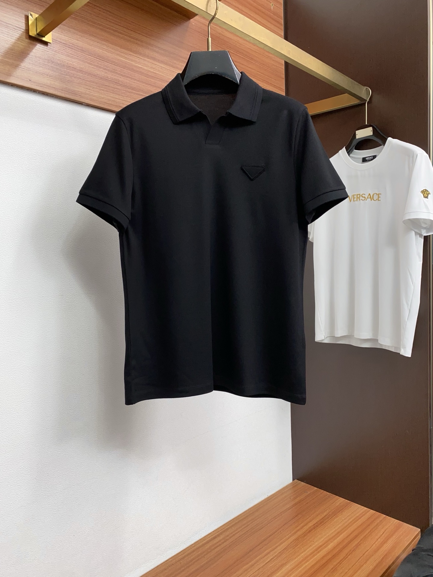 普拉达 2026春夏新品海鸥翻领商务Polo，极简的衣身造型！顶级珠地6角蜂窝丝光棉质地 整体的触感极为