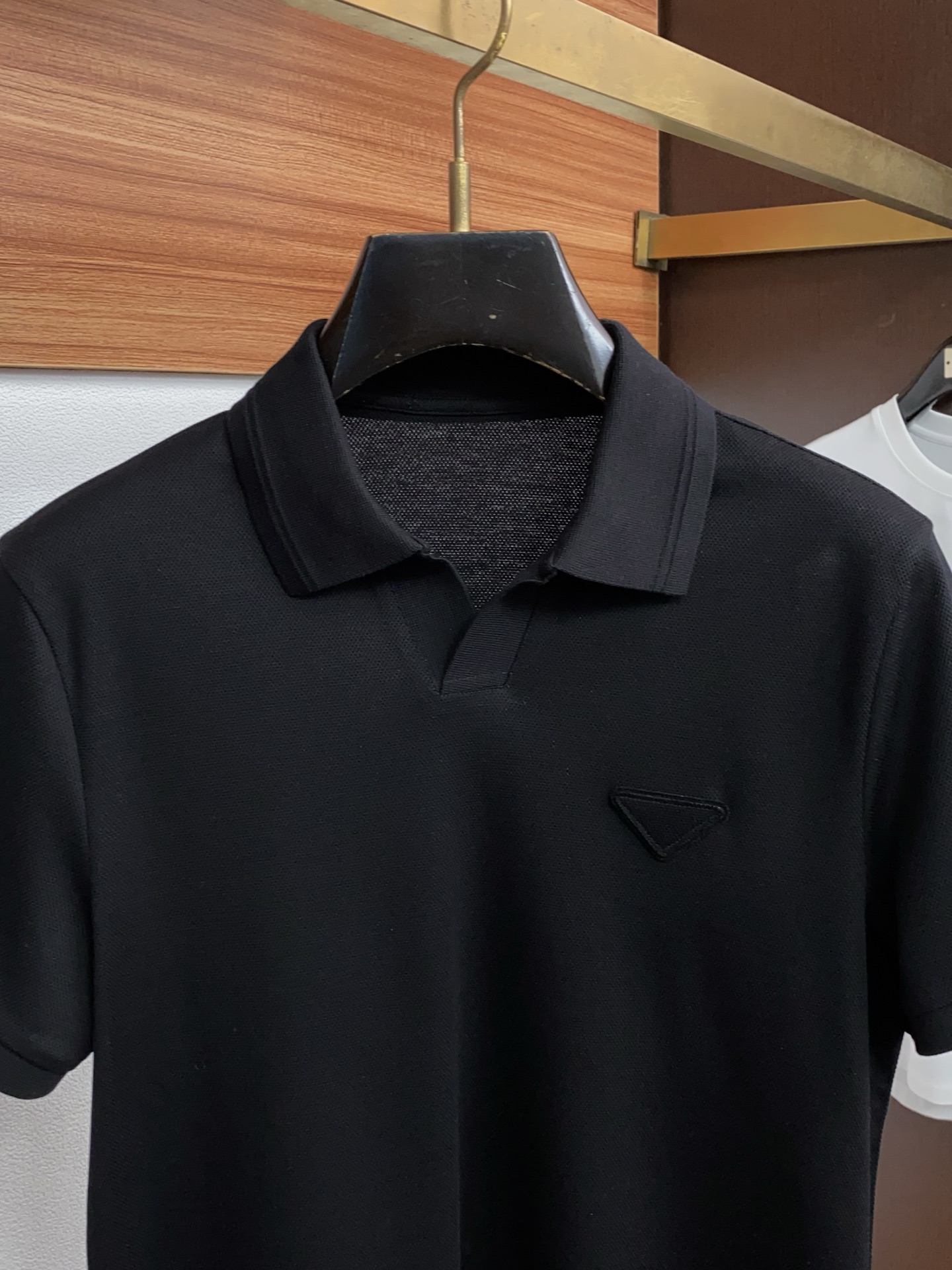 普拉达 2026春夏新品海鸥翻领商务Polo,极简的衣身造型!顶级珠地6角蜂窝丝光棉质地 整体的触感极为 普拉达 2026春夏新品海鸥翻领商务Polo,极简的衣身造型!顶级珠地6角蜂窝丝光棉质地 整体的触感极为
