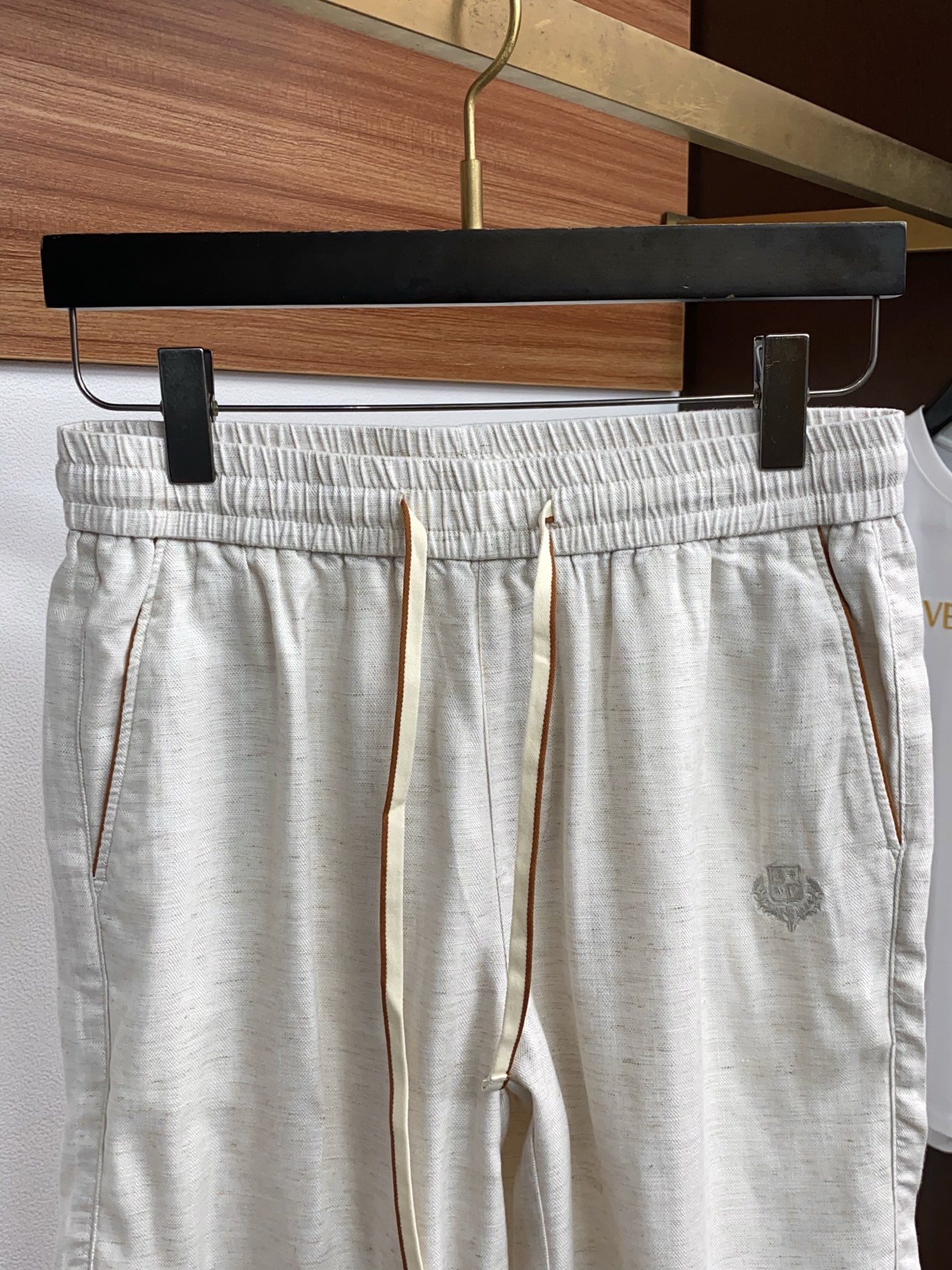 Loro Piana 诺悠翩雅 春夏新款休闲短裤 品牌经典系亚麻短裤面料 舒适度极好，手触感强烈。原版品