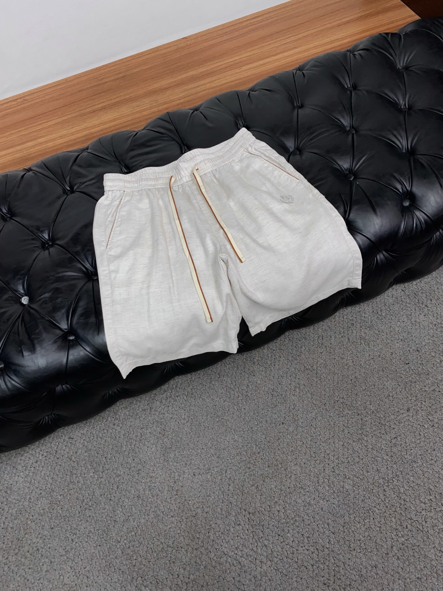Loro Piana 诺悠翩雅 春夏新款休闲短裤 品牌经典系亚麻短裤面料 舒适度极好，手触感强烈。原版品
