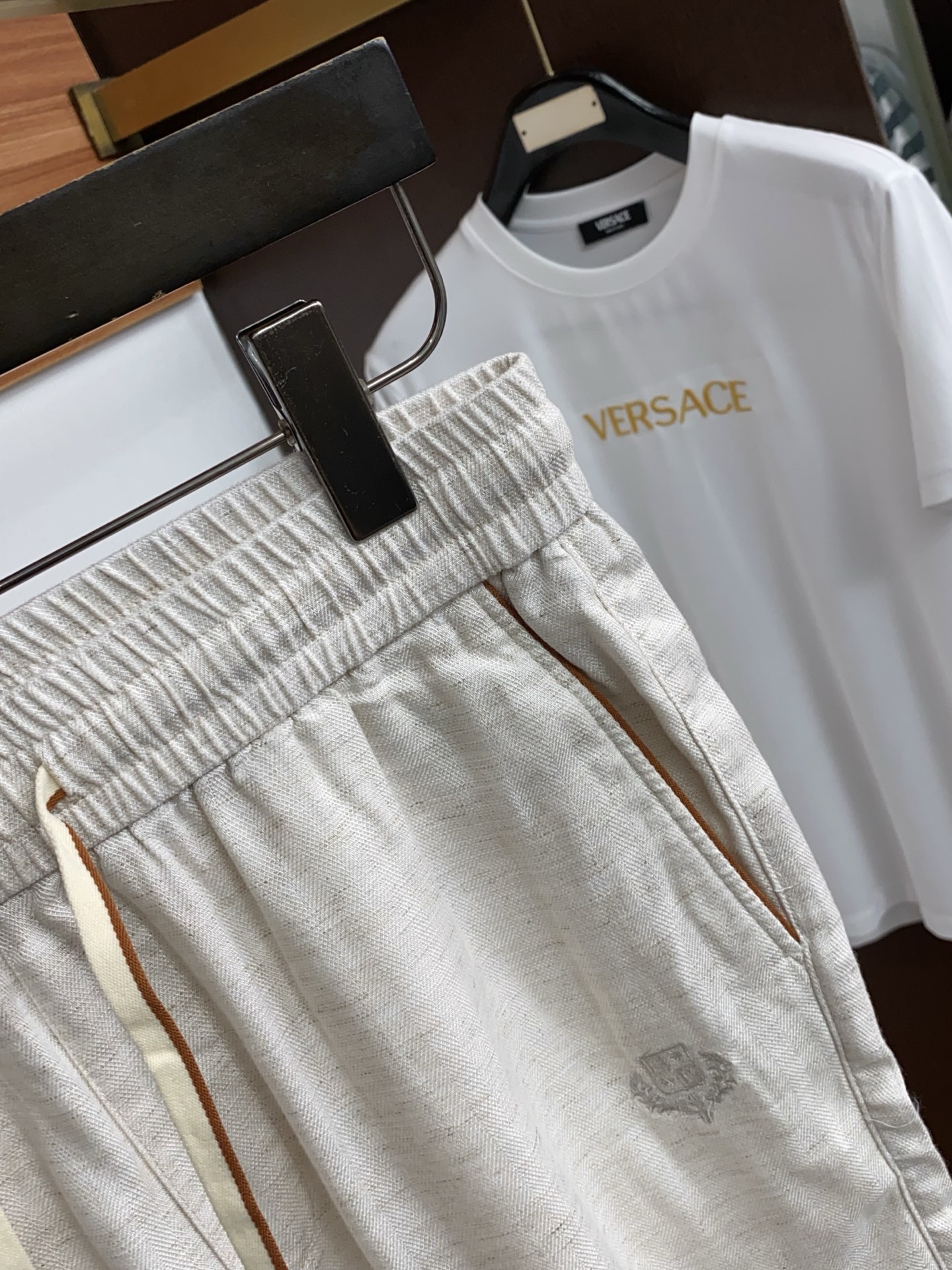 Loro Piana 诺悠翩雅 春夏新款休闲短裤 品牌经典系亚麻短裤面料 舒适度极好，手触感强烈。原版品