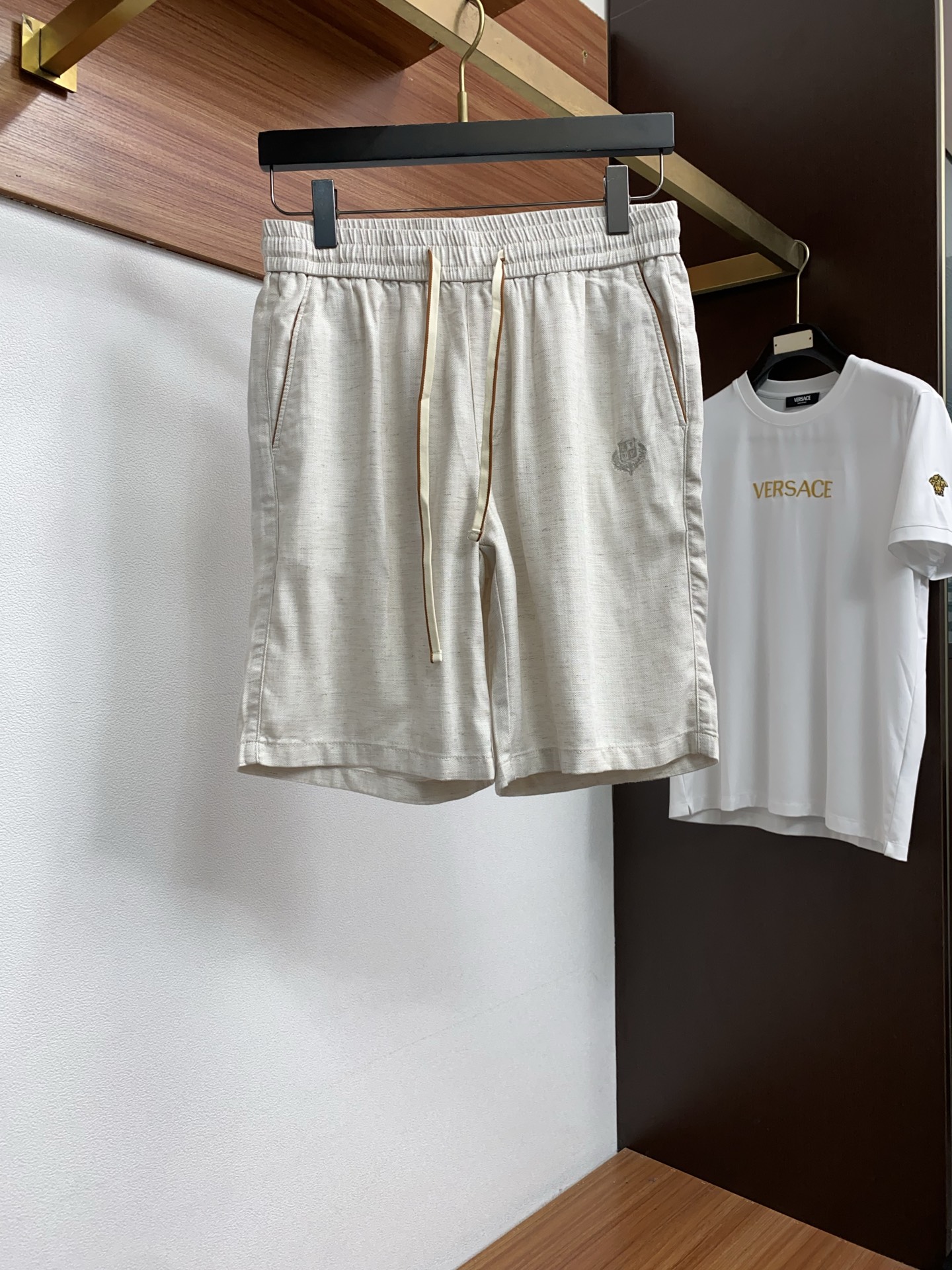 Loro Piana 诺悠翩雅 春夏新款休闲短裤 品牌经典系亚麻短裤面料 舒适度极好，手触感强烈。原版品