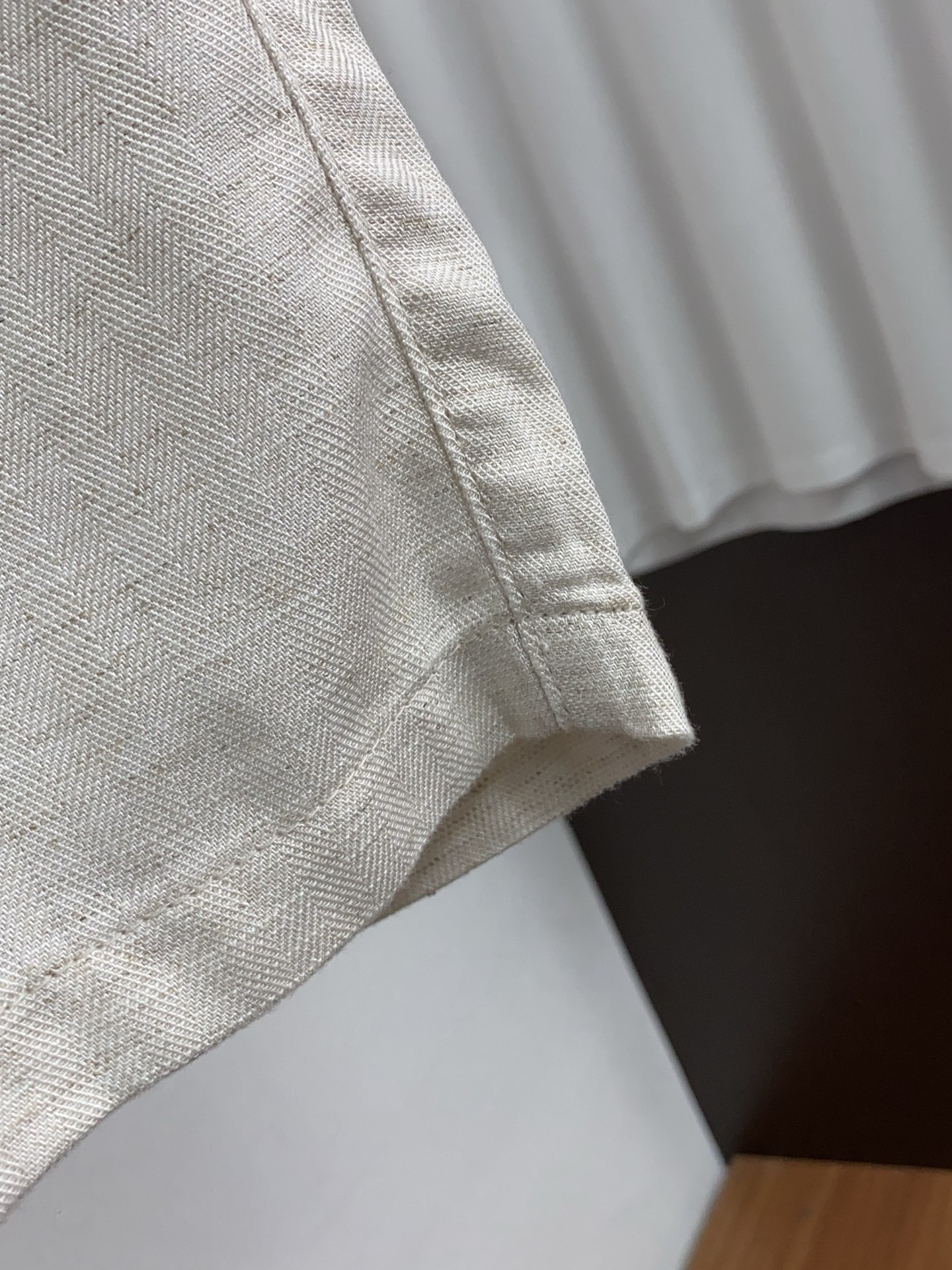 Loro Piana 诺悠翩雅 春夏新款休闲短裤 品牌经典系亚麻短裤面料 舒适度极好，手触感强烈。原版品
