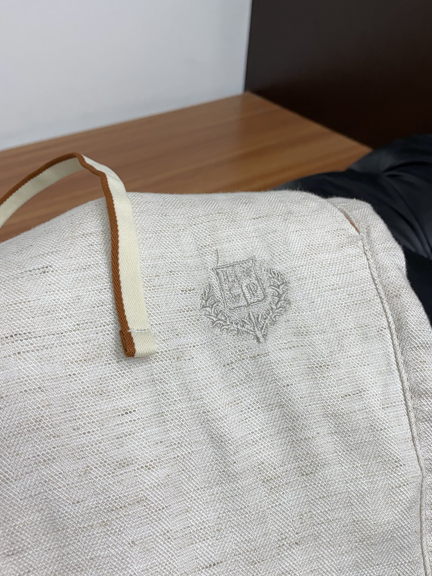 Loro Piana 诺悠翩雅 春夏新款休闲短裤 品牌经典系亚麻短裤面料 舒适度极好，手触感强烈。原版品