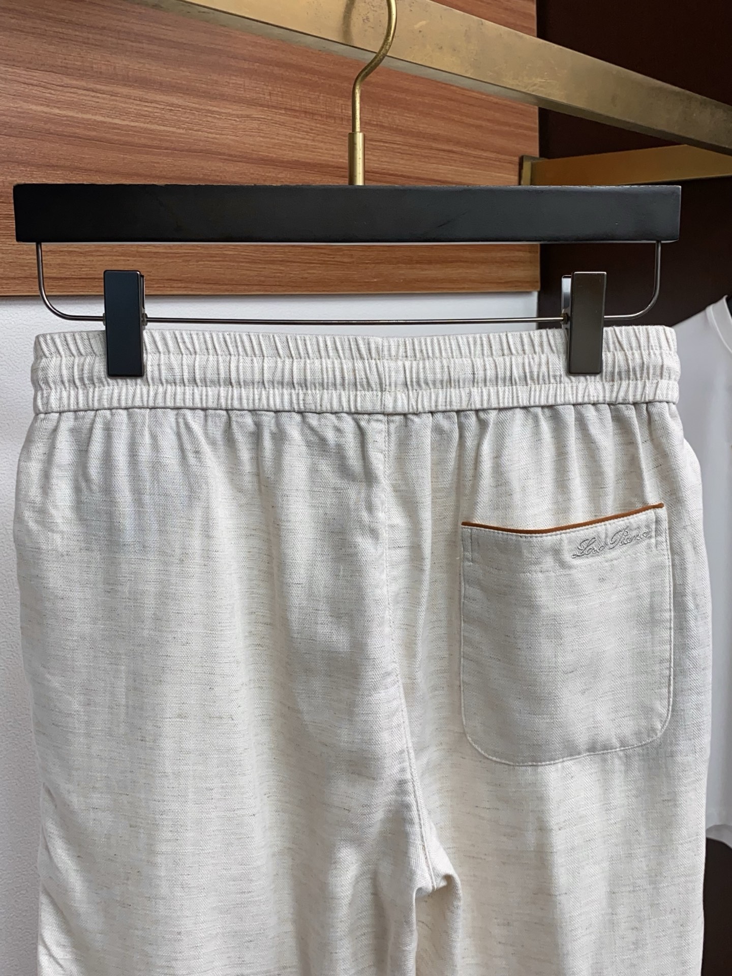 Loro Piana 诺悠翩雅 春夏新款休闲短裤 品牌经典系亚麻短裤面料 舒适度极好，手触感强烈。原版品