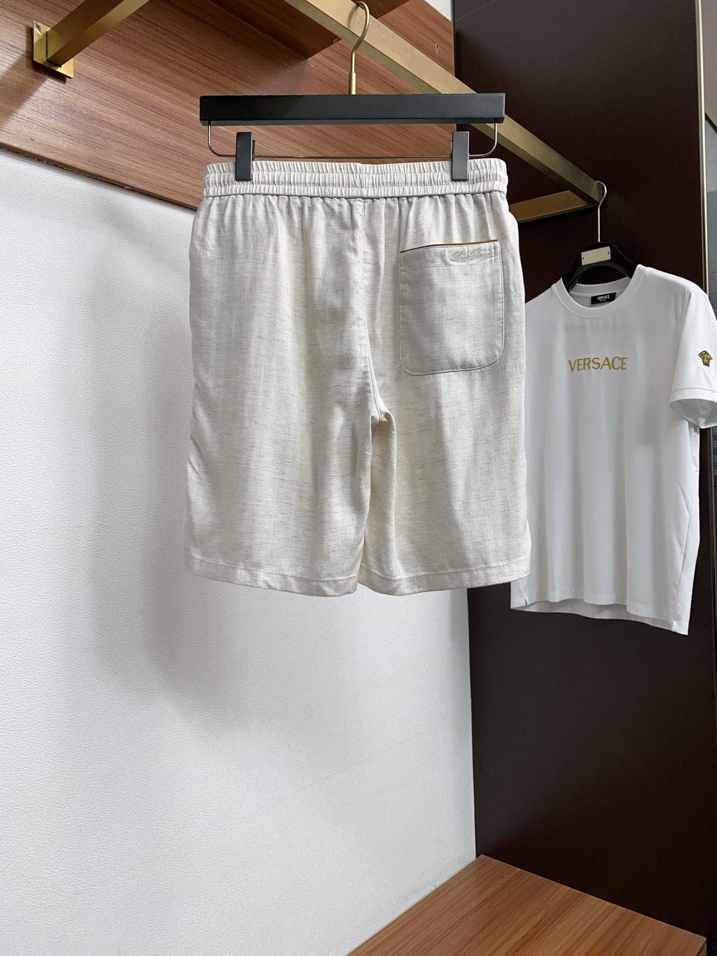 Loro Piana 诺悠翩雅 春夏新款休闲短裤 品牌经典系亚麻短裤面料 舒适度极好，手触感强烈。原版品