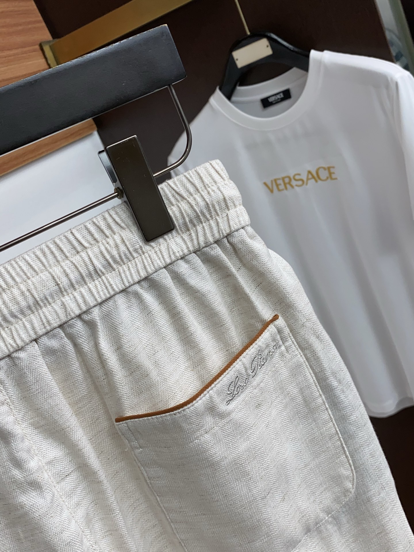 Loro Piana 诺悠翩雅 春夏新款休闲短裤 品牌经典系亚麻短裤面料 舒适度极好，手触感强烈。原版品