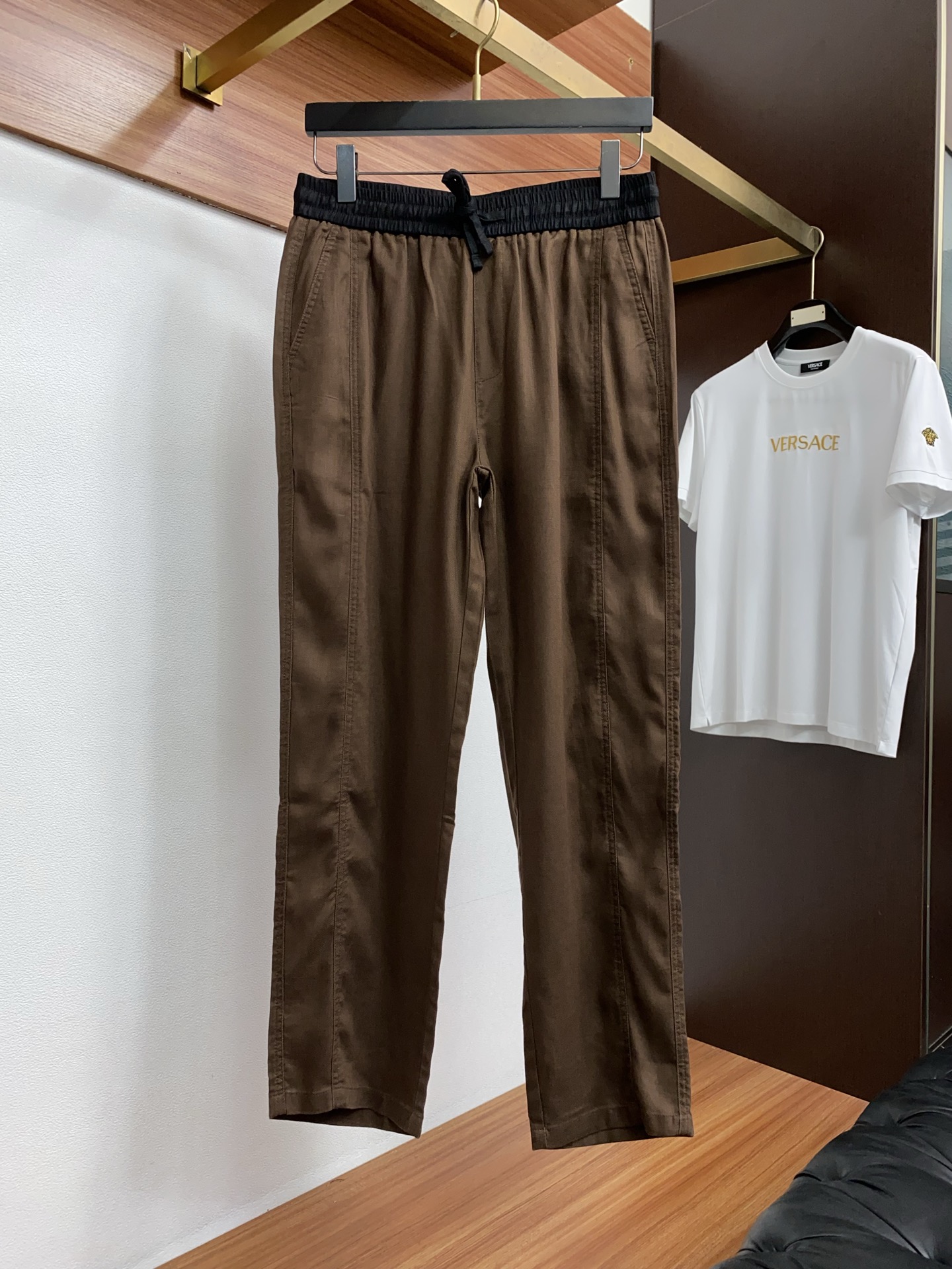 1v 路易威登 春夏新款休闲麻料长裤 品牌经典系亚麻短裤面料 舒适度极好，手触感强烈。原版品牌织带装饰 