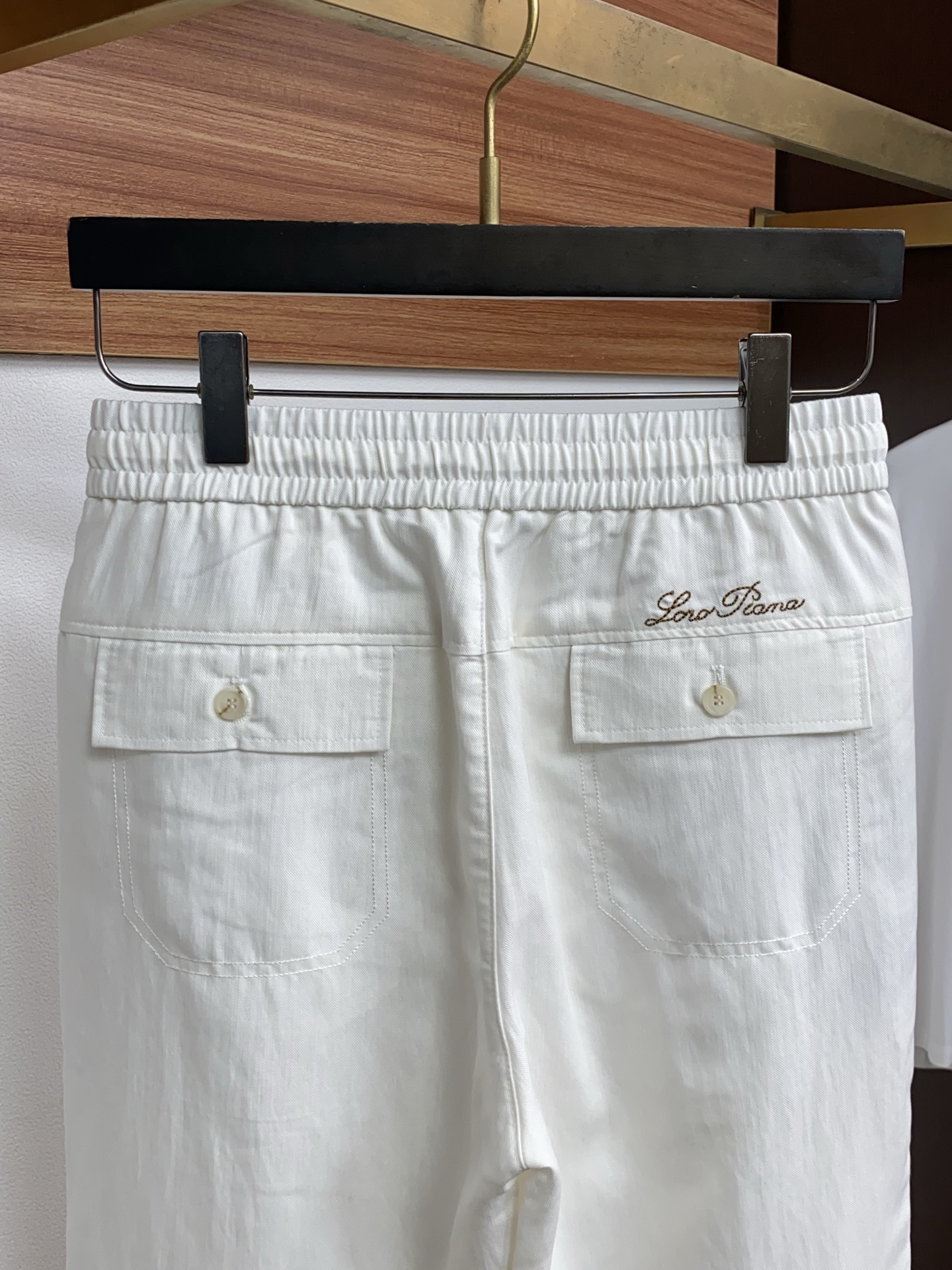 Loro Piana 诺悠翩雅 春夏新款休闲麻料长裤 品牌经典系亚麻短裤面料 舒适度极好，手触感强烈。原