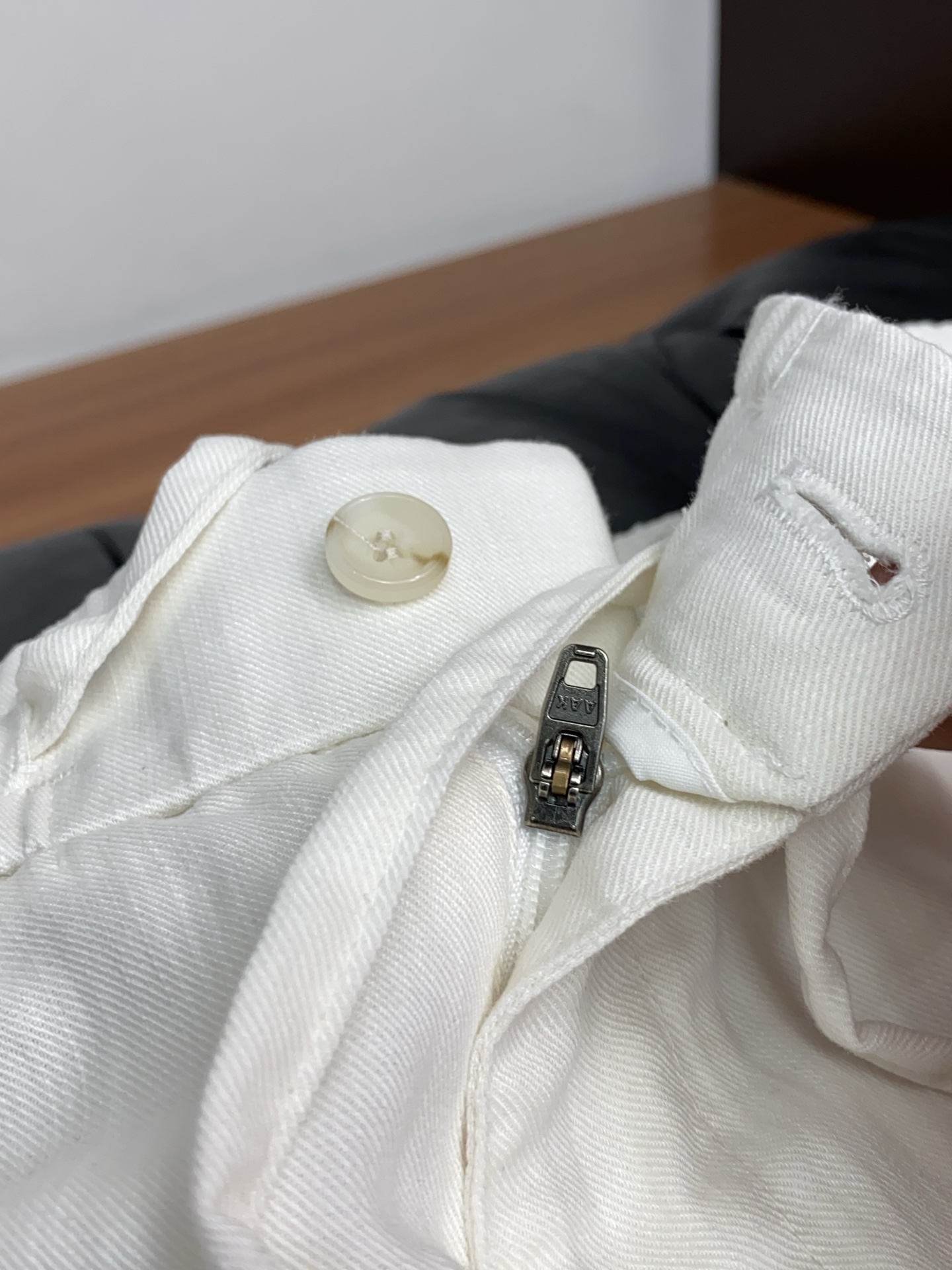 Loro Piana 诺悠翩雅 春夏新款休闲麻料长裤 品牌经典系亚麻短裤面料 舒适度极好，手触感强烈。原