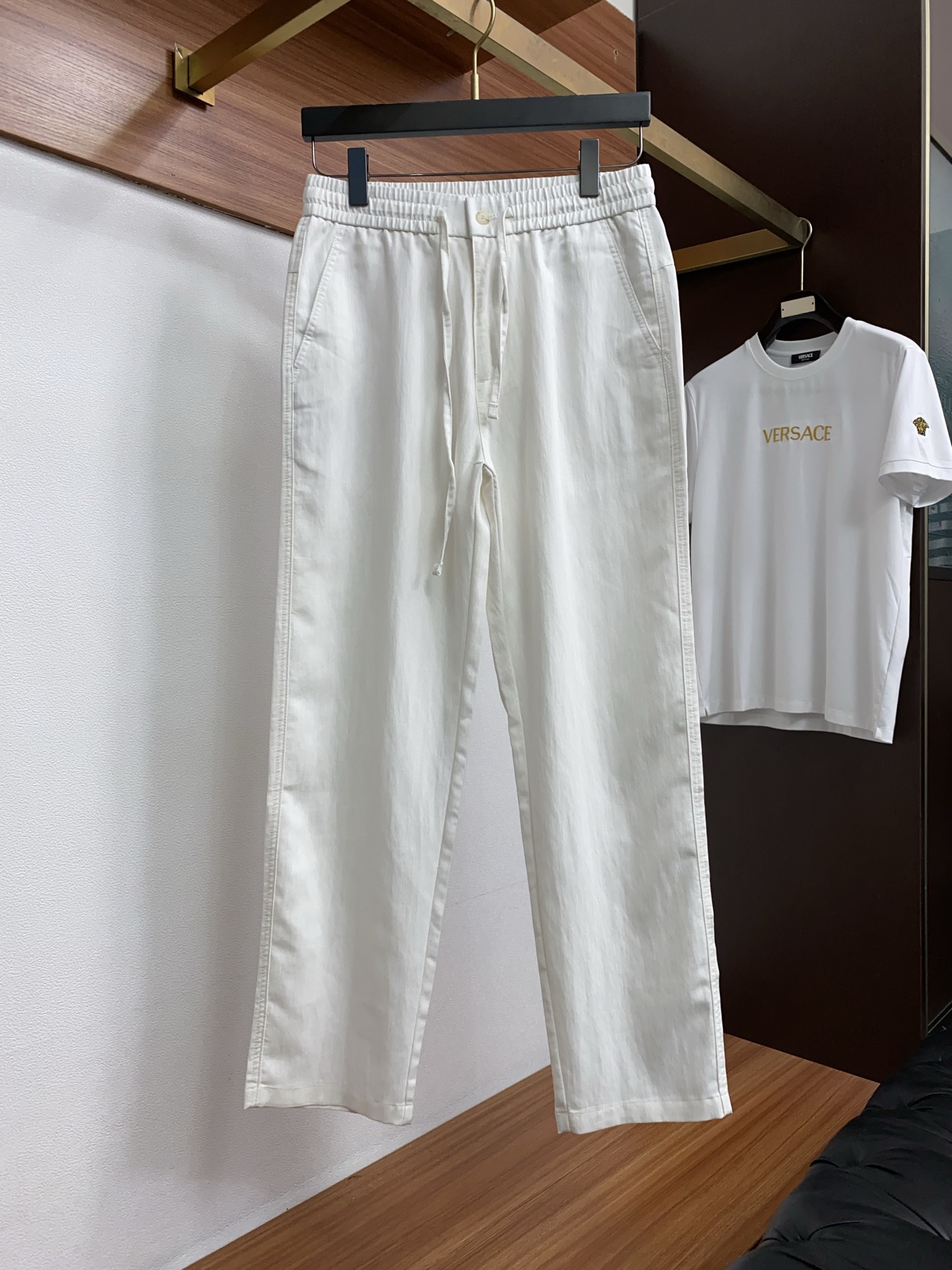 Loro Piana 诺悠翩雅 春夏新款休闲麻料长裤 品牌经典系亚麻短裤面料 舒适度极好，手触感强烈。原