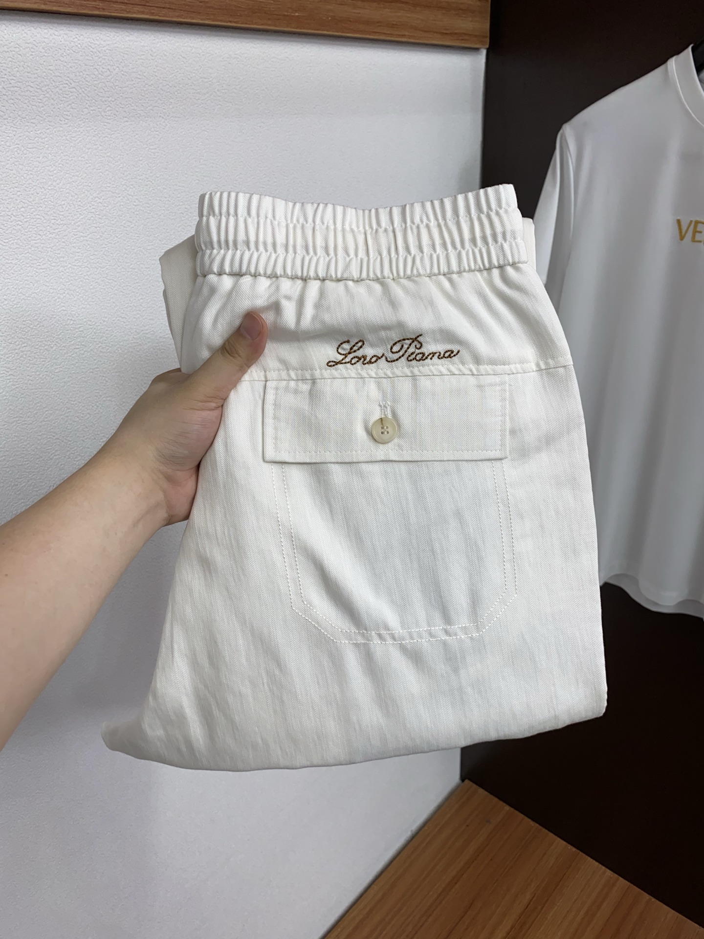 Loro Piana 诺悠翩雅 春夏新款休闲麻料长裤 品牌经典系亚麻短裤面料 舒适度极好，手触感强烈。原