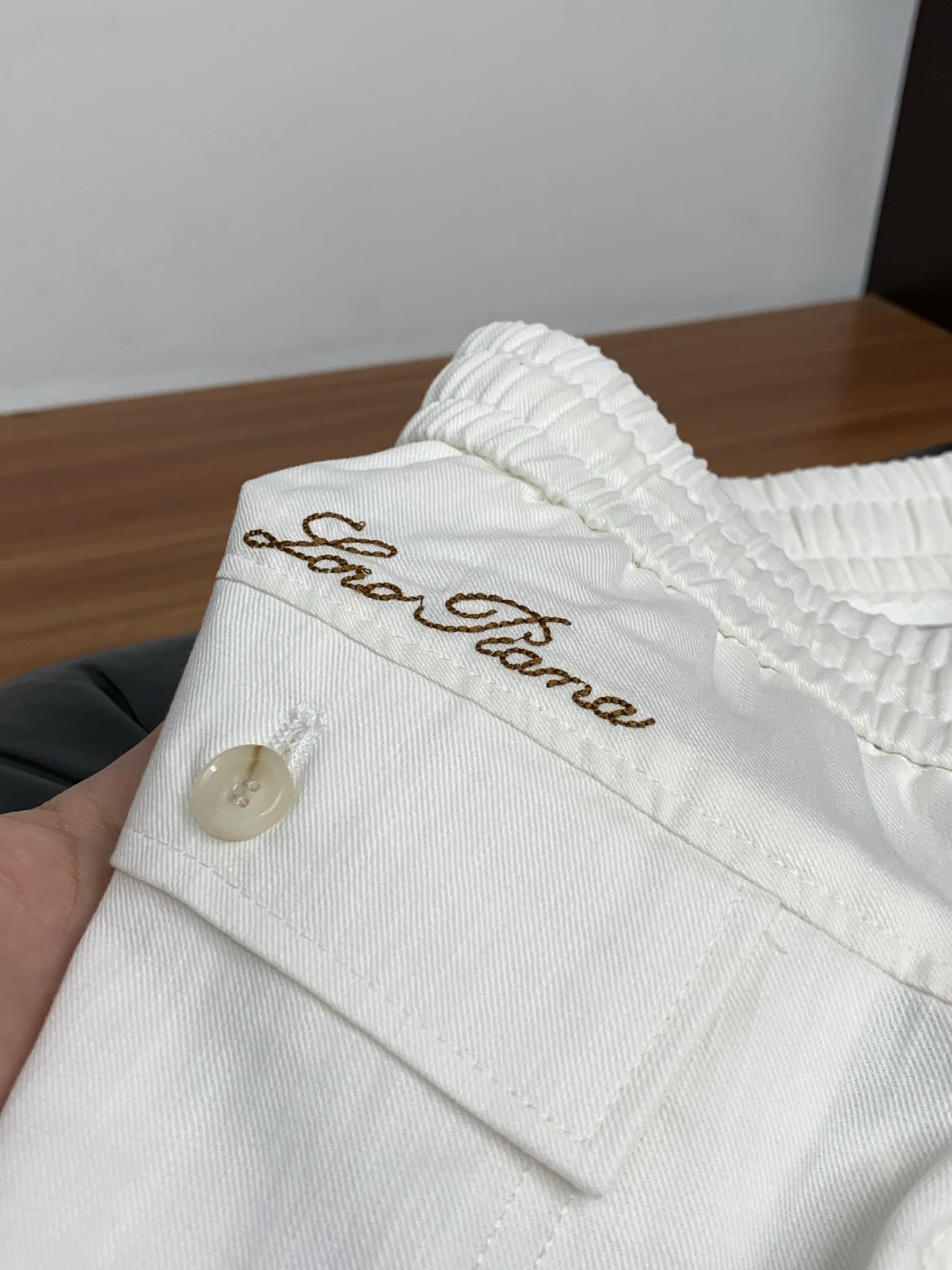 Loro Piana 诺悠翩雅 春夏新款休闲麻料长裤 品牌经典系亚麻短裤面料 舒适度极好，手触感强烈。原