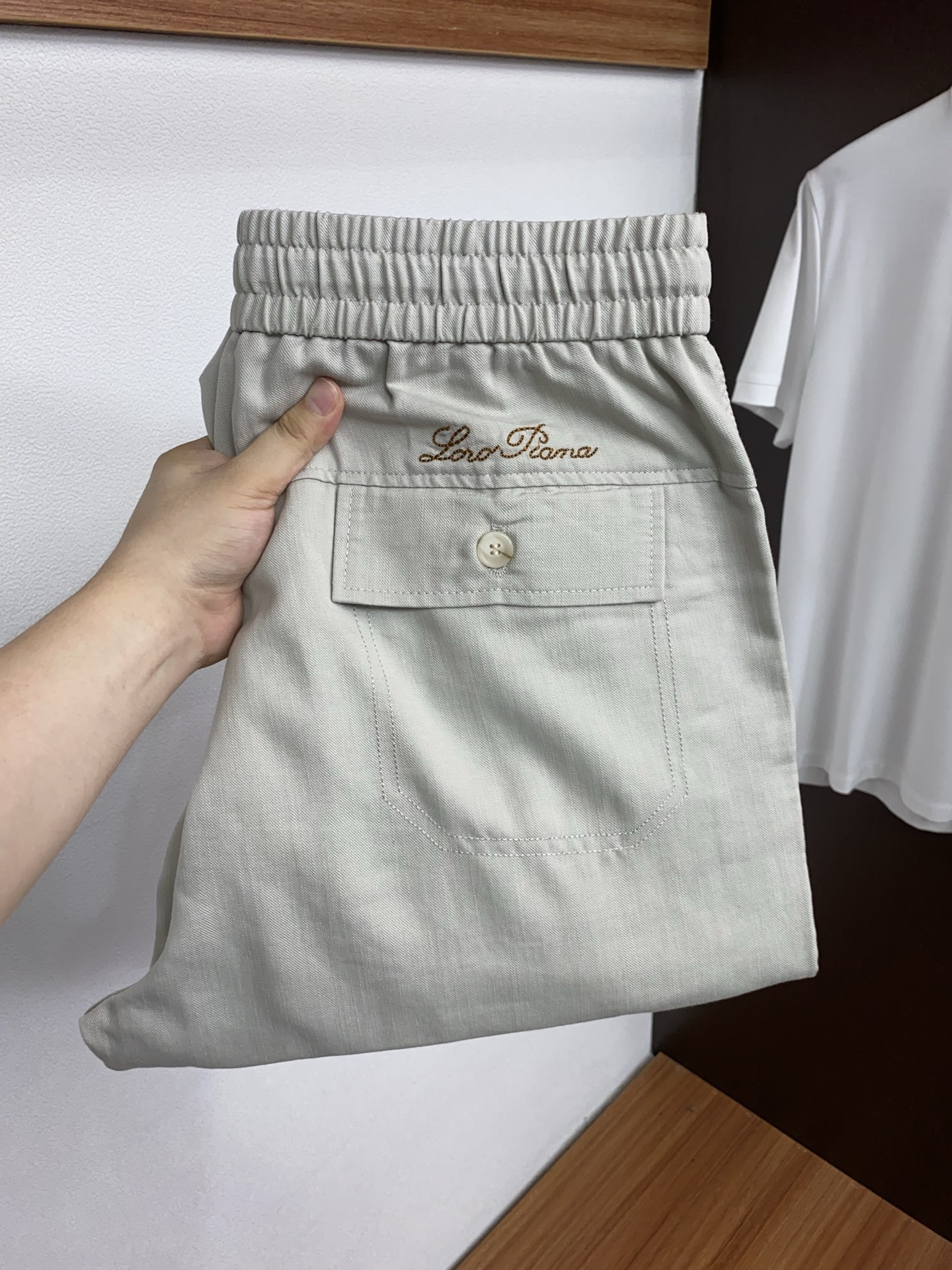 Loro Piana 诺悠翩雅 春夏新款休闲麻料长裤 品牌经典系亚麻短裤面料 舒适度极好，手触感强烈。原