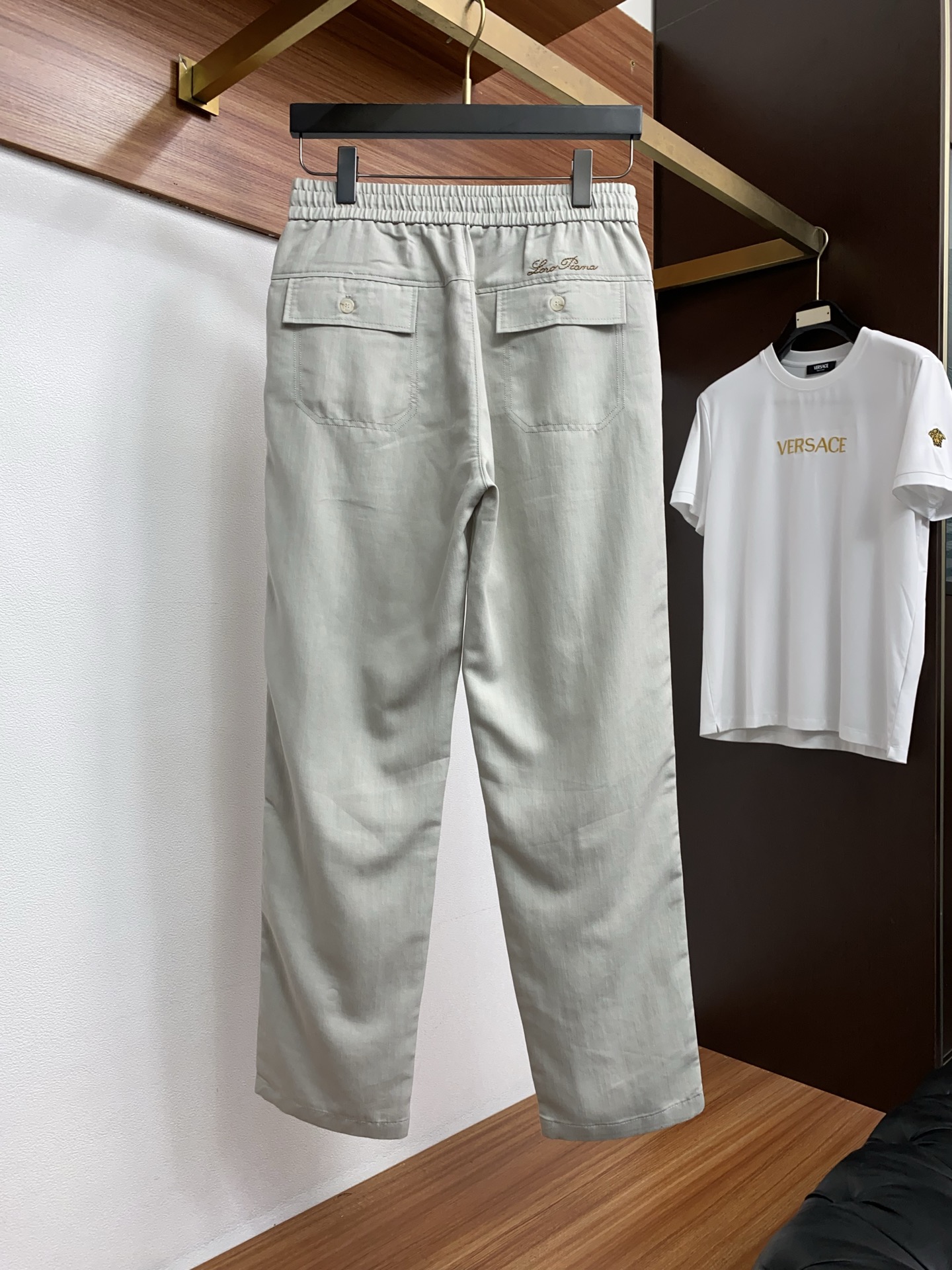 Loro Piana 诺悠翩雅 春夏新款休闲麻料长裤 品牌经典系亚麻短裤面料 舒适度极好，手触感强烈。原