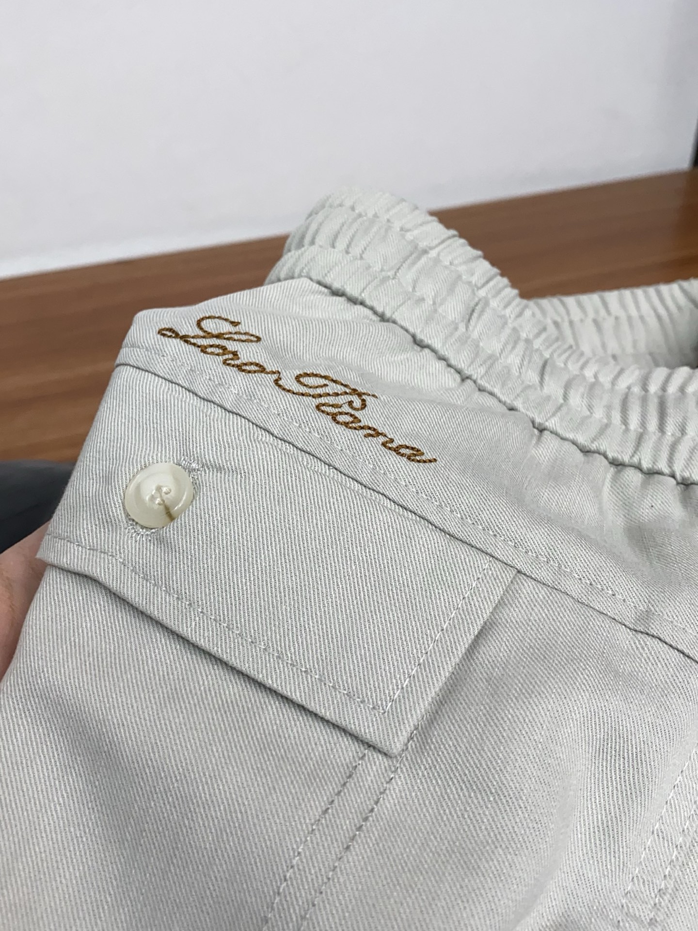 Loro Piana 诺悠翩雅 春夏新款休闲麻料长裤 品牌经典系亚麻短裤面料 舒适度极好，手触感强烈。原